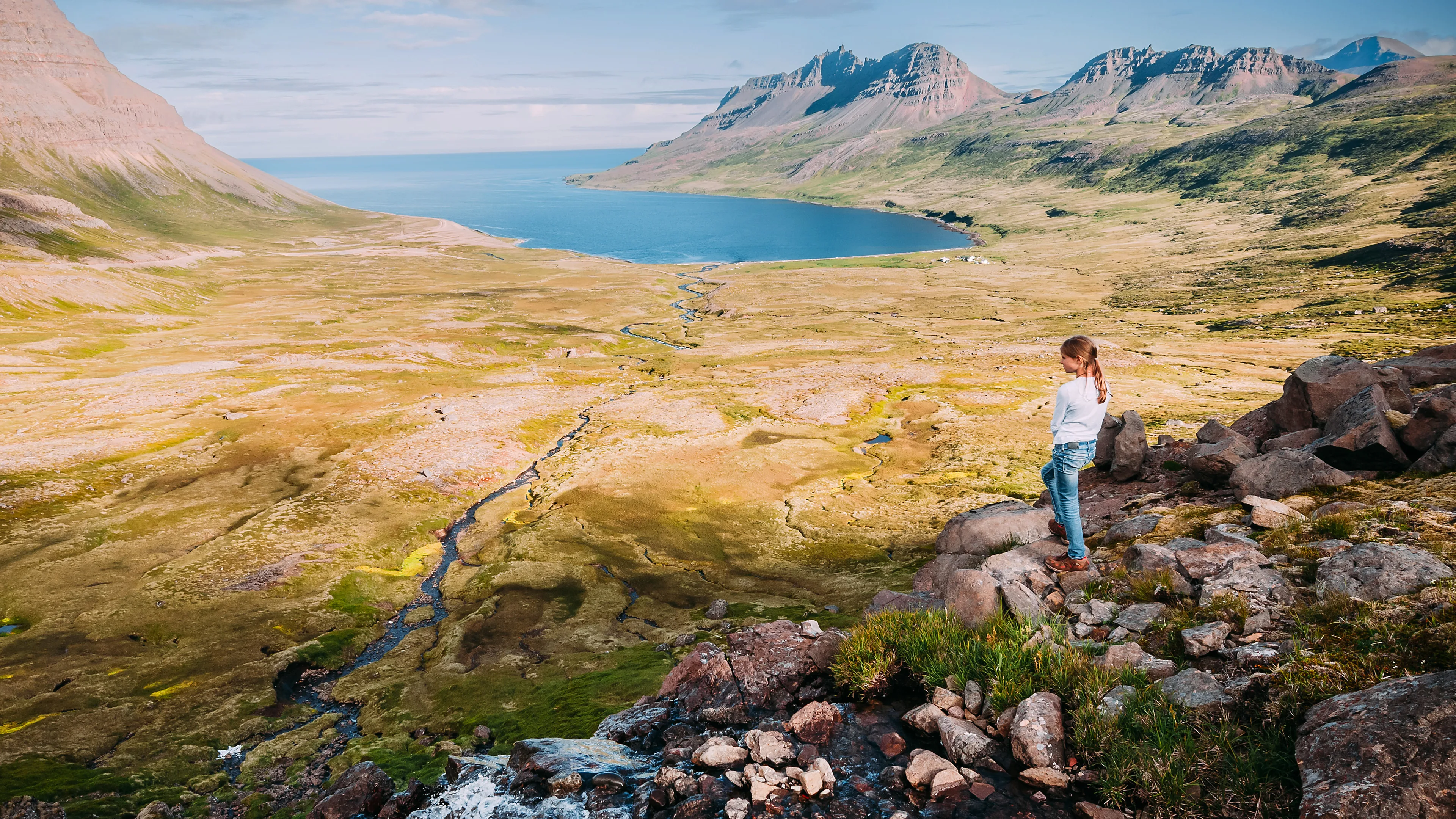 Mädchen genießt Aussicht auf den Fjord, Westfjorde island