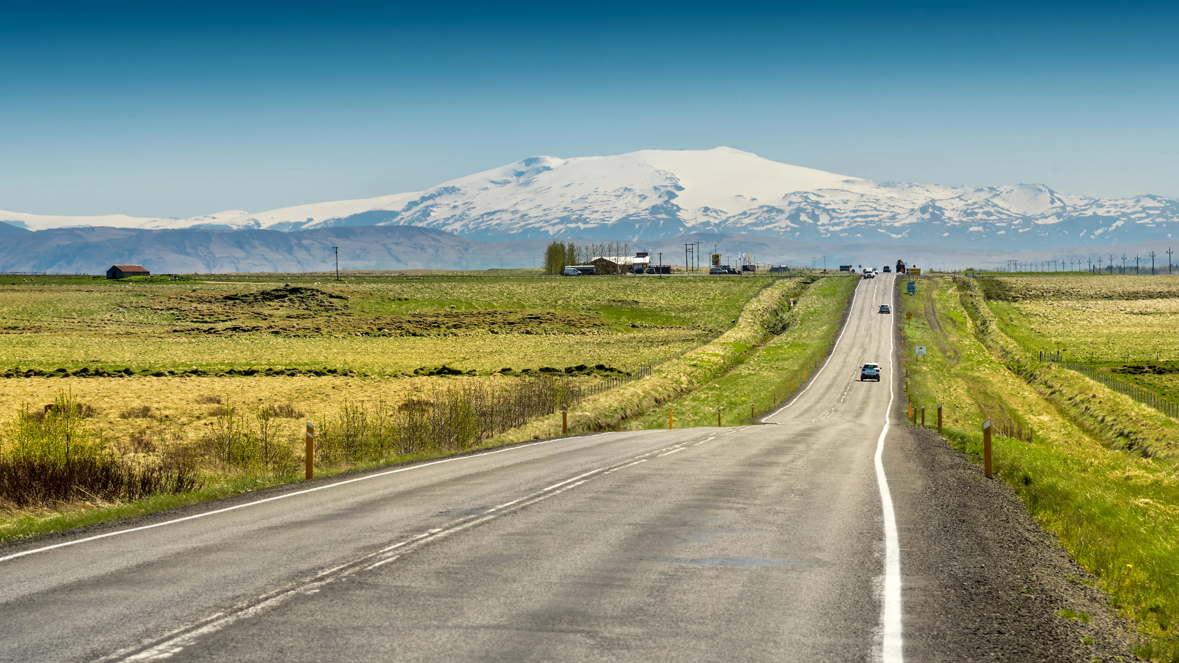 Ringstraße in Südisland mit Blick auf den Vulkan Hekla
