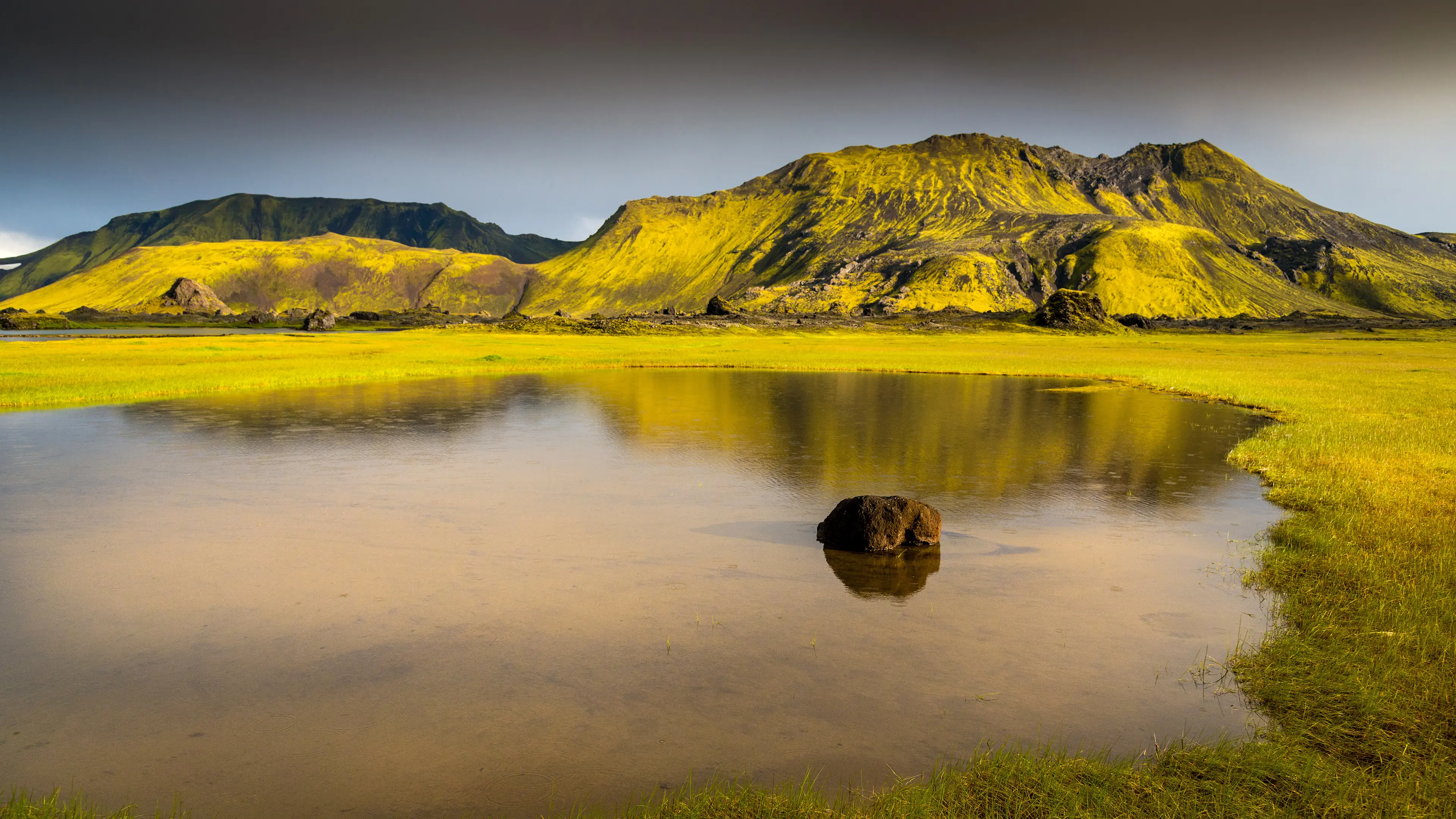 Ein schöner Berg in Island wird von der Sonne in ein gelblich-goldenes Licht versetzt