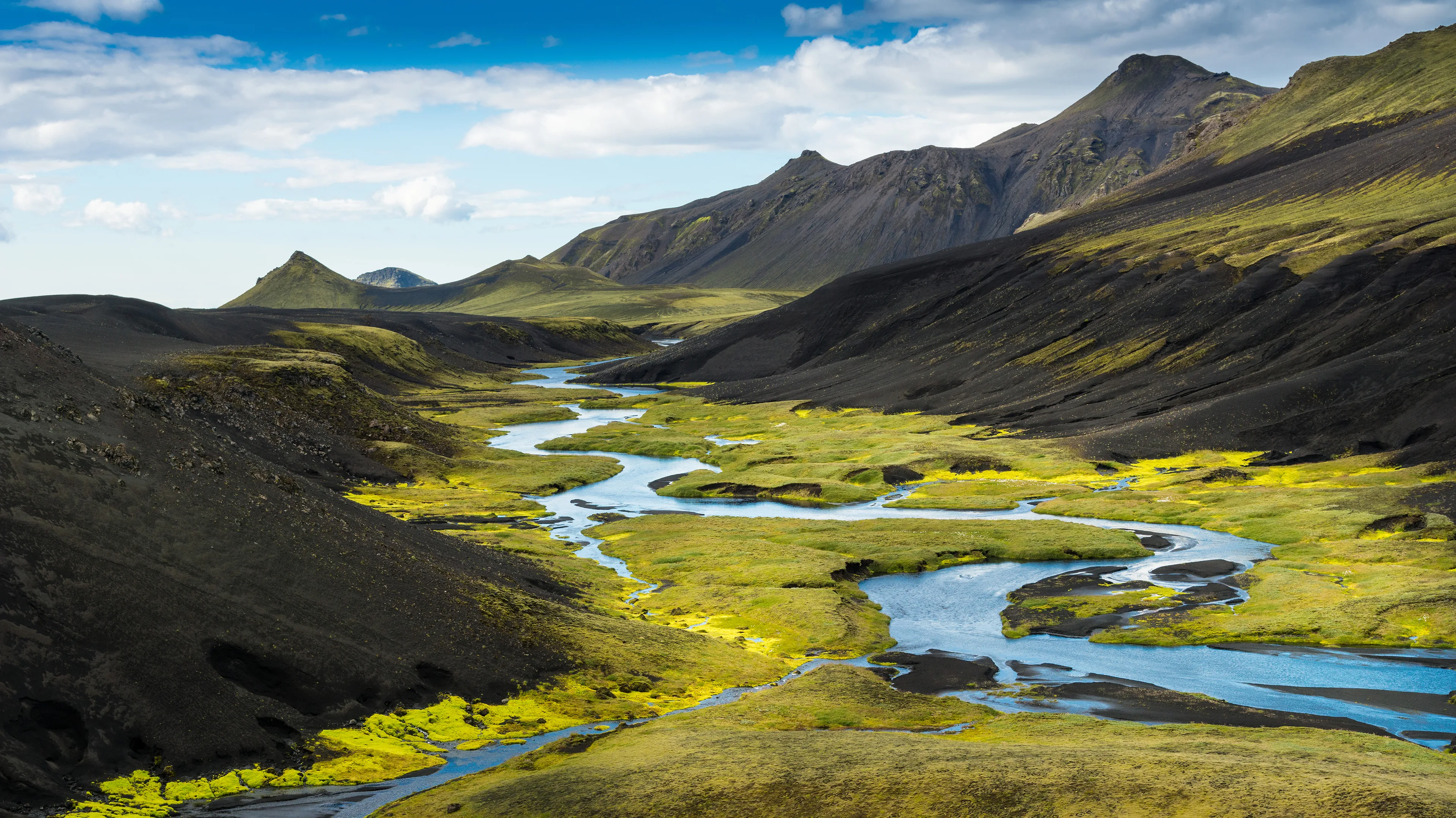 Schöner blauer Fluss schlängelt sich durch die schöne grüne Landschaft