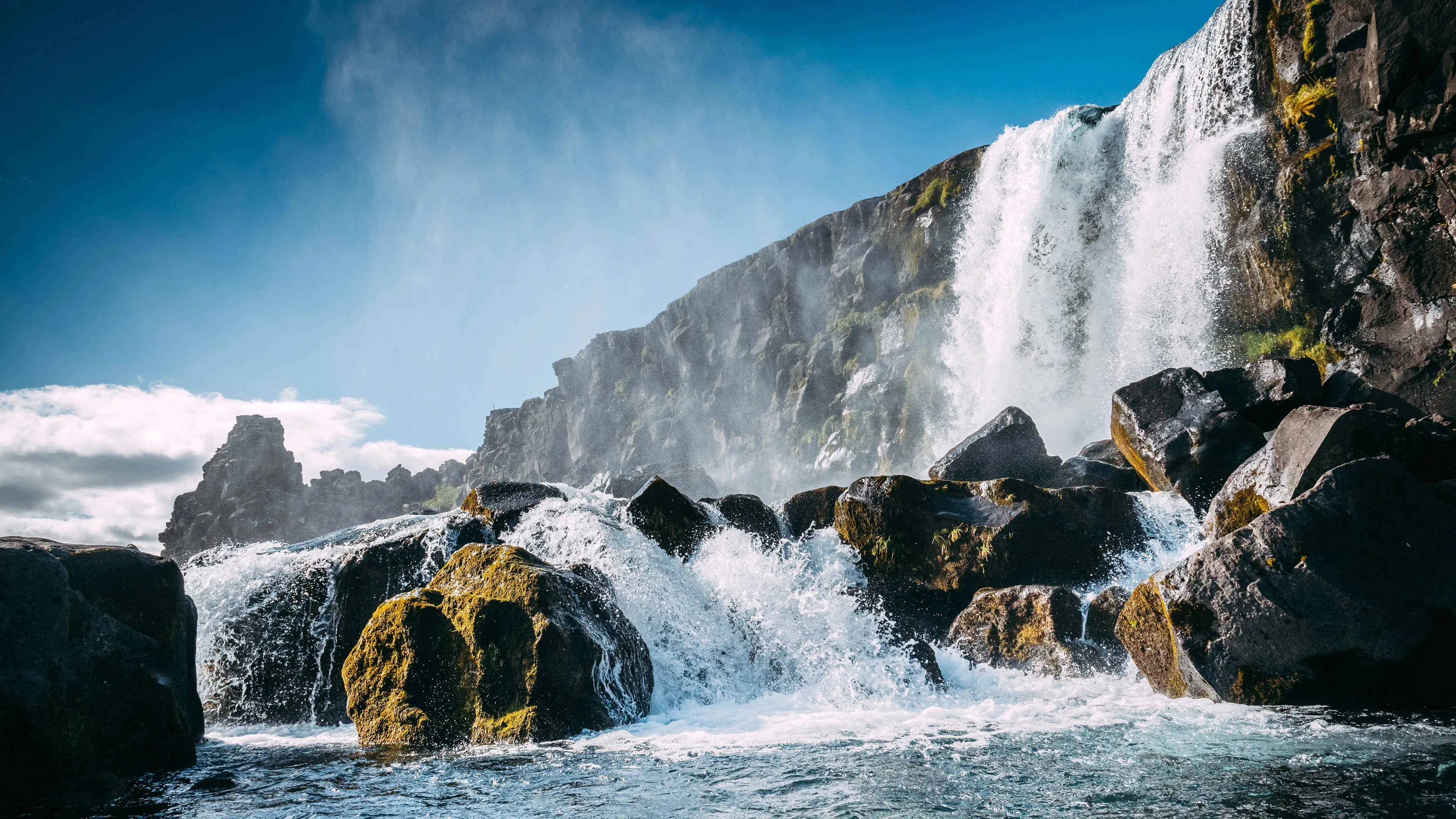 Der Wasserfall Oxarafoss in schönem sonnigen Wetter