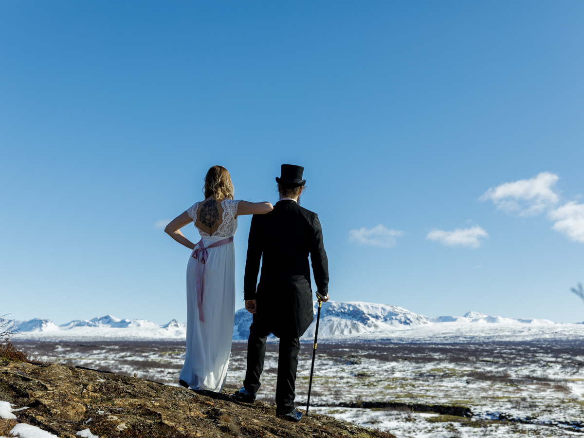 Heiraten in Island mit Katla Travel, Pärchen Thingvellir Nationalpark