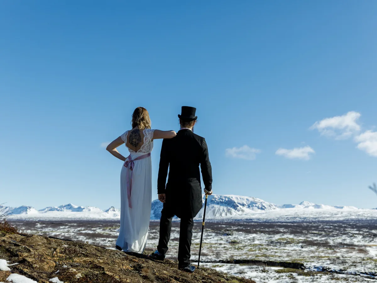 Hochzeitspaar beim Thingvellir Nationalpark genießt die Aussicht auf die verschneite isländische Landschaft