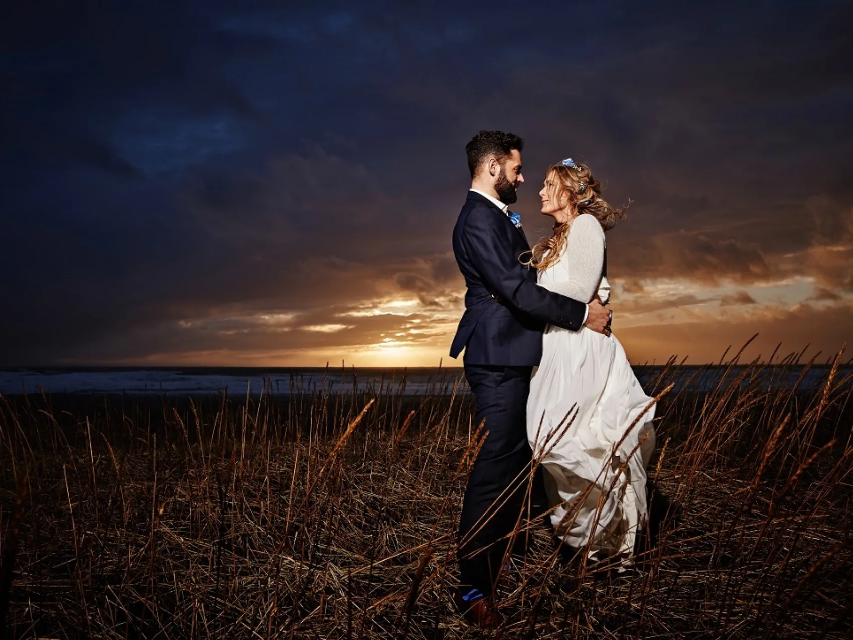 Heiraten in Island mit Katla Travel, Pärchen im Sonnenuntergang