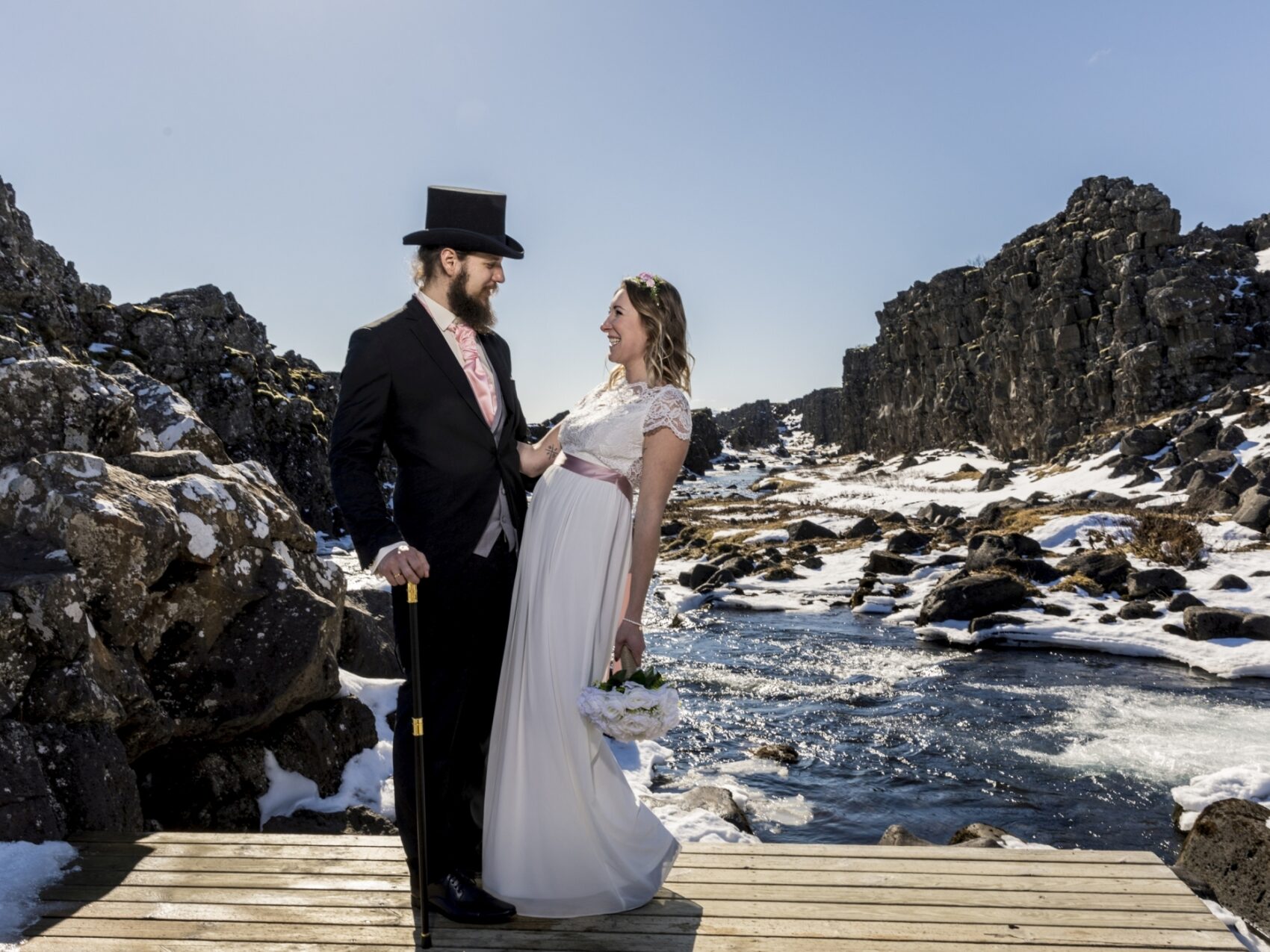 Heiraten in Island mit Katla Travel, Pärchen in Thingvellir im Winter bei Sonnenschein
