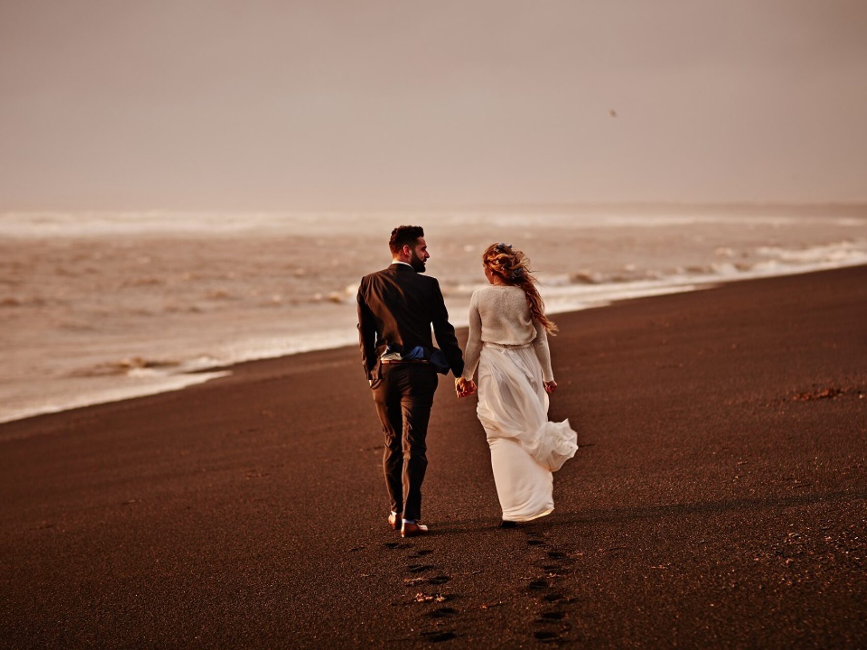 Heiraten in Island mit Katla Travel, Pärchen am Strand