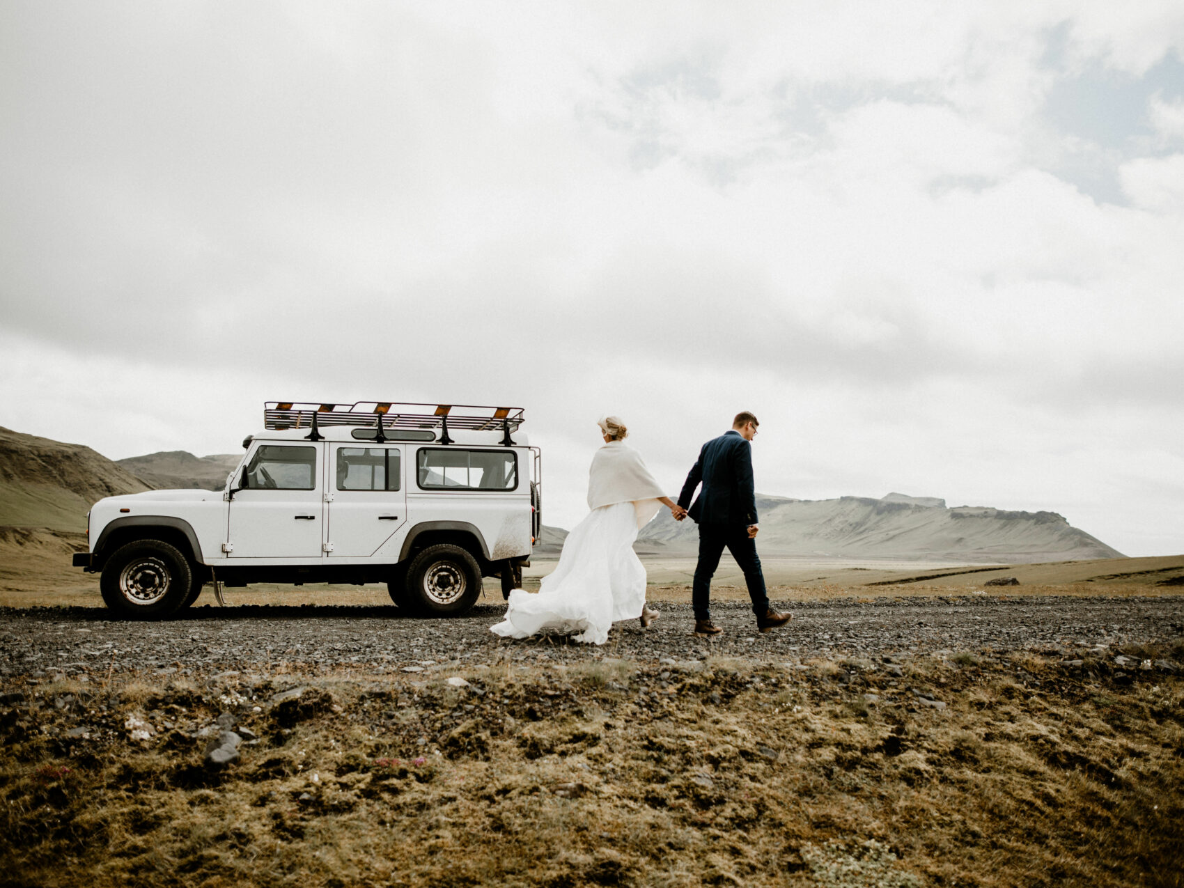 Heiraten in Island mit Katla Travel, Pärchen vor einem Jeep