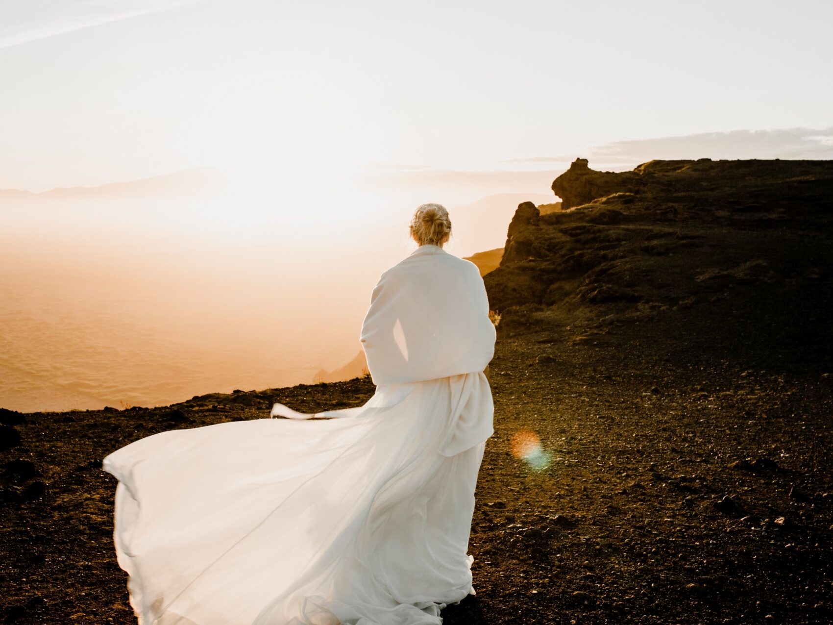 Heiraten in Island mit Katla Travel, Braut mit wehendem Kleid