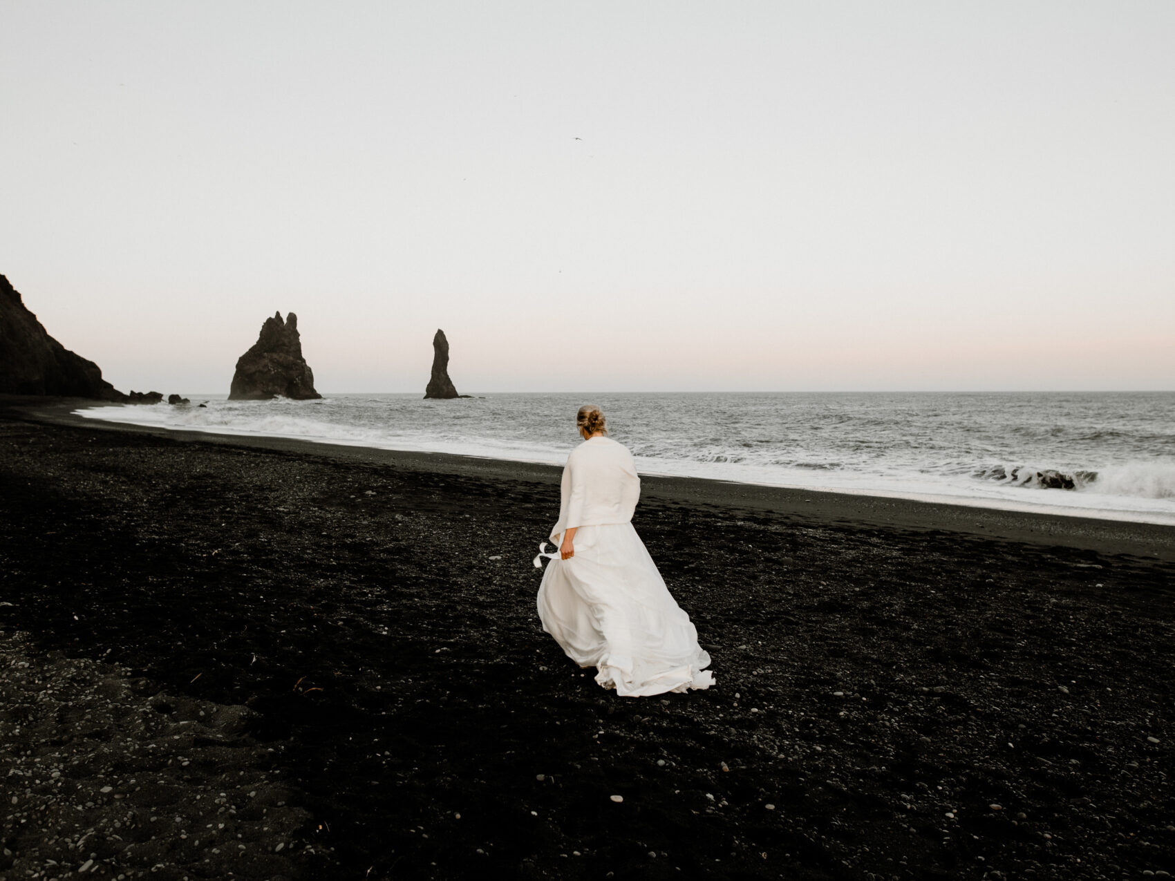Heiraten in Island mit Katla Travel, Braut am Strand bei Reynisfjara, Südisland