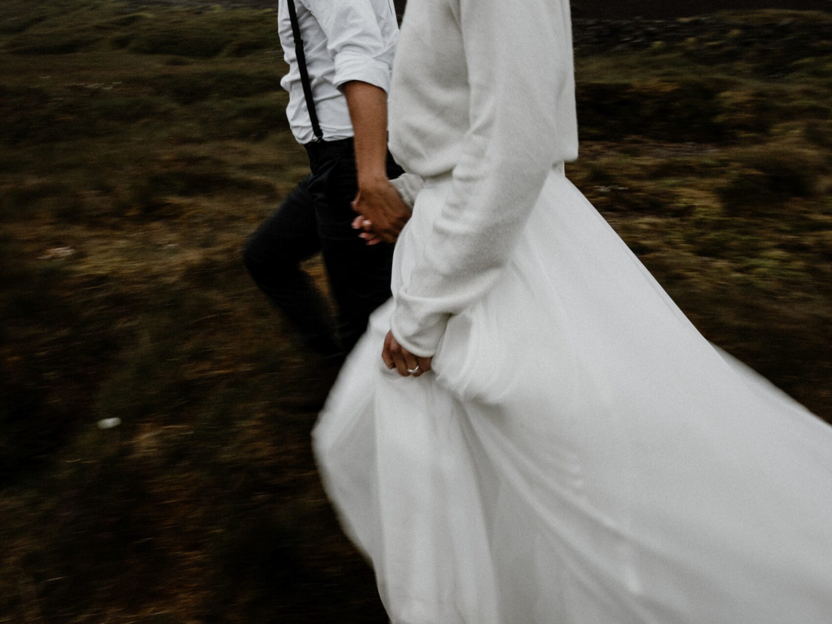 Heiraten in Island mit Katla Travel, Bräutigam hält Braut an der Hand