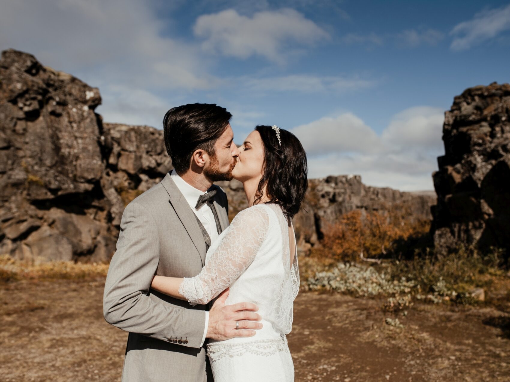 Heiraten in Island mit Katla Travel, küssendes Pärchen