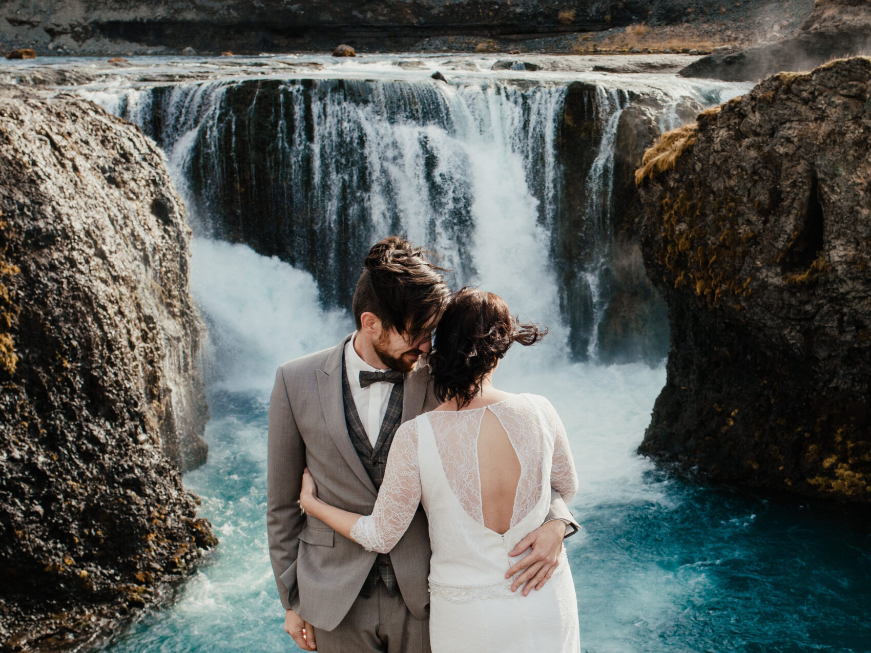 Heiraten in Island mit Katla Travel, Pärchen am Wasserfall