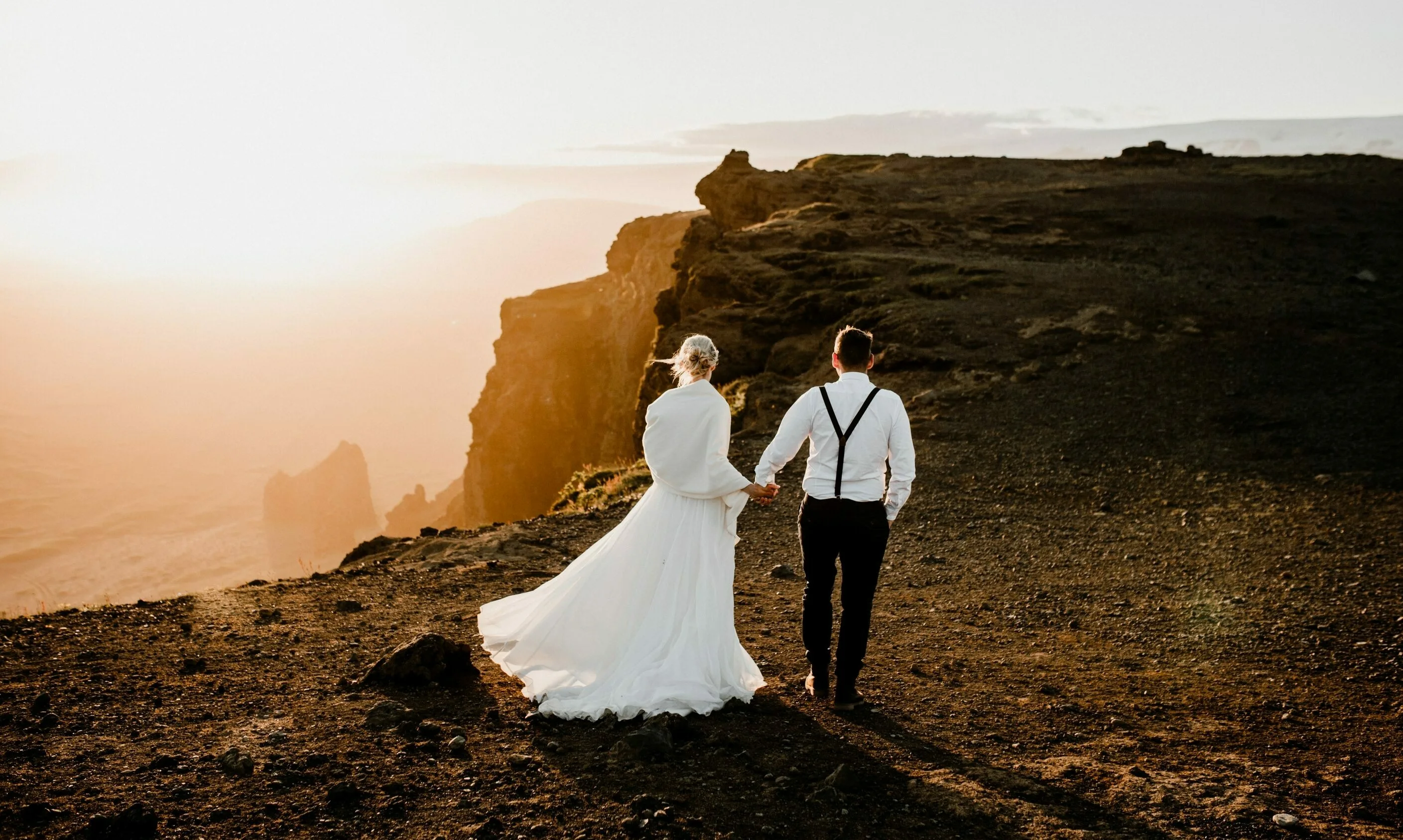 Pärchen steht im Sonnenuntergang auf einem Berg