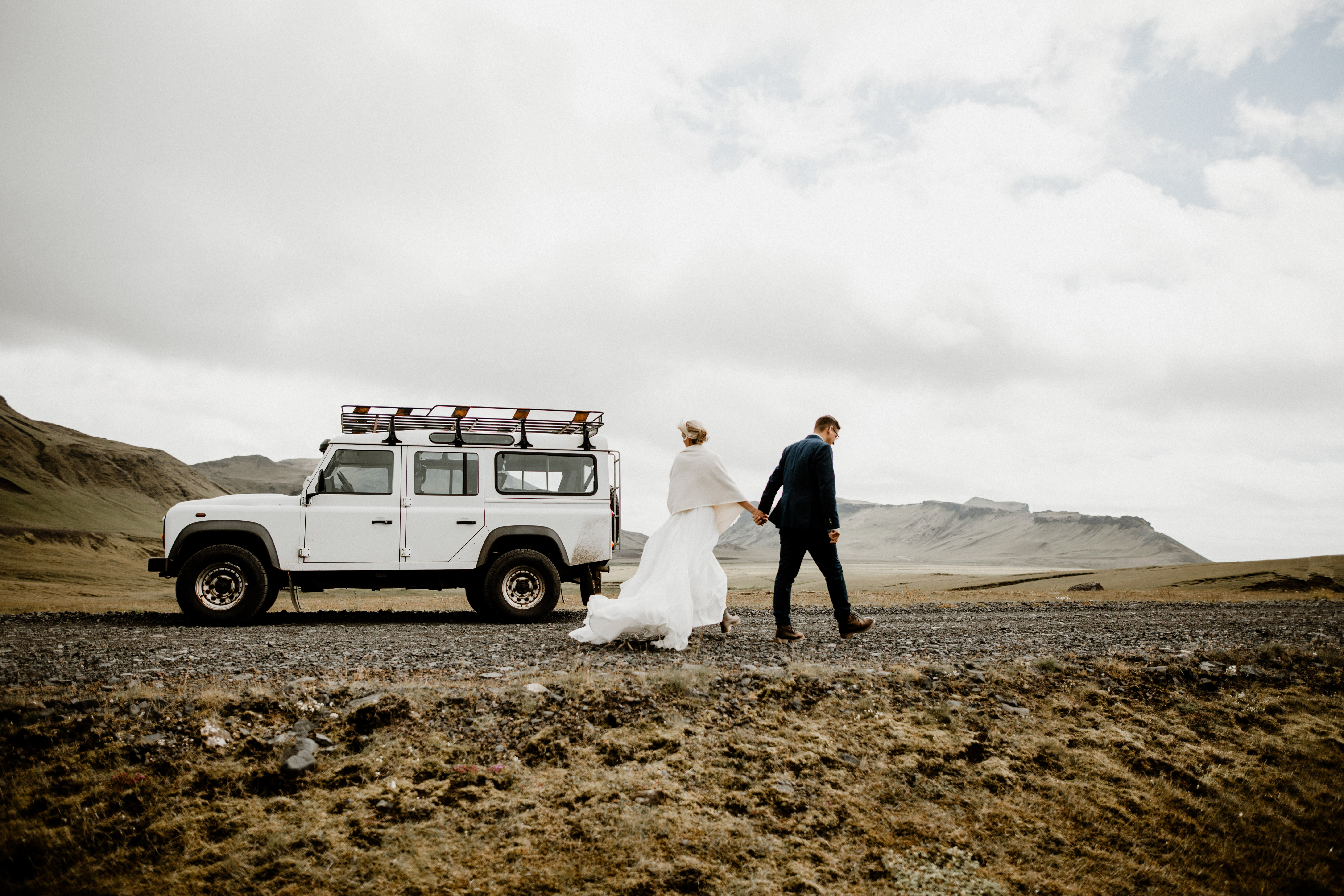 Heiraten in Island mit Katla Travel, Pärchen vor einem Jeep