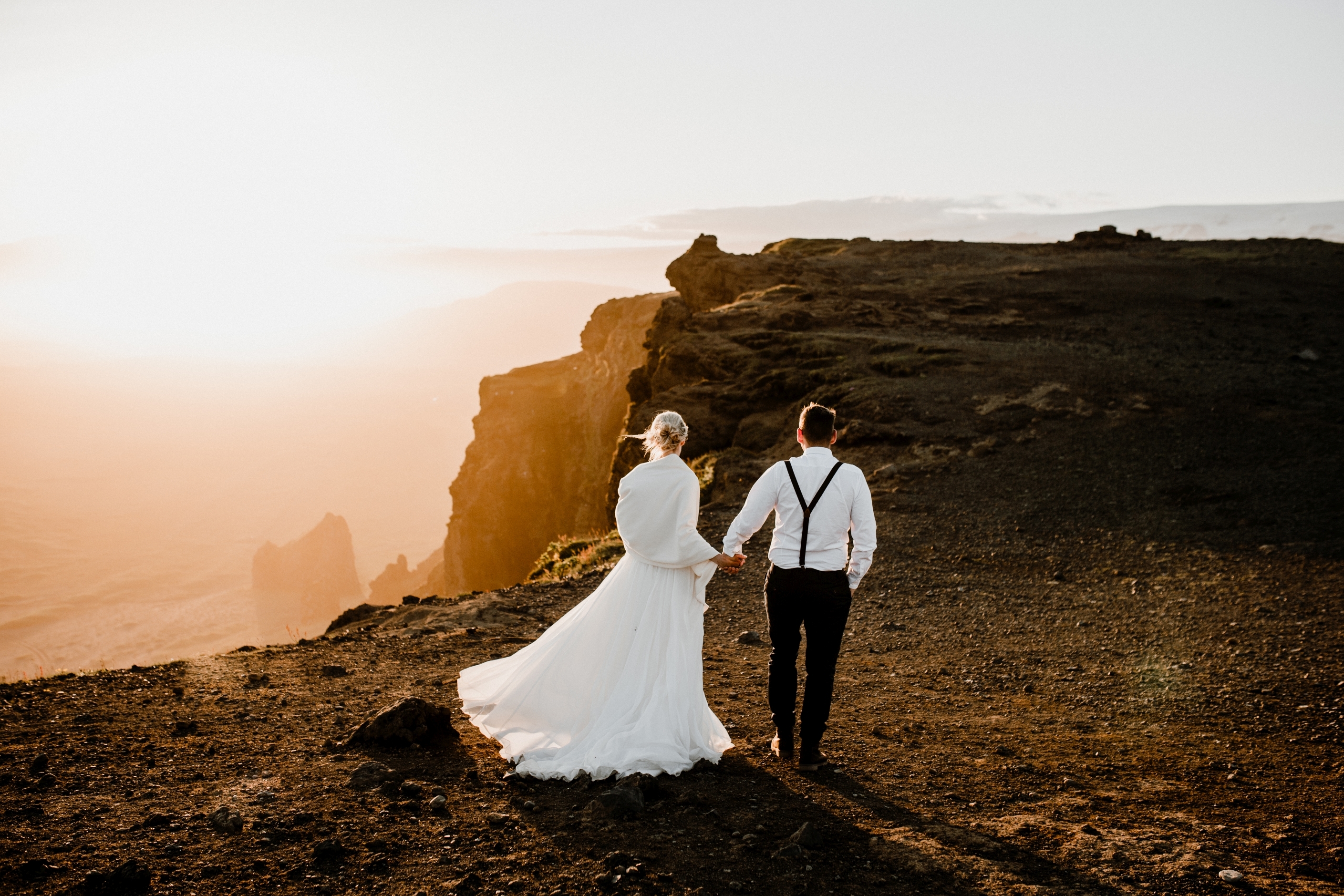 Heiraten in Island mit Katla Travel, Pärchen im Sonnenuntergang