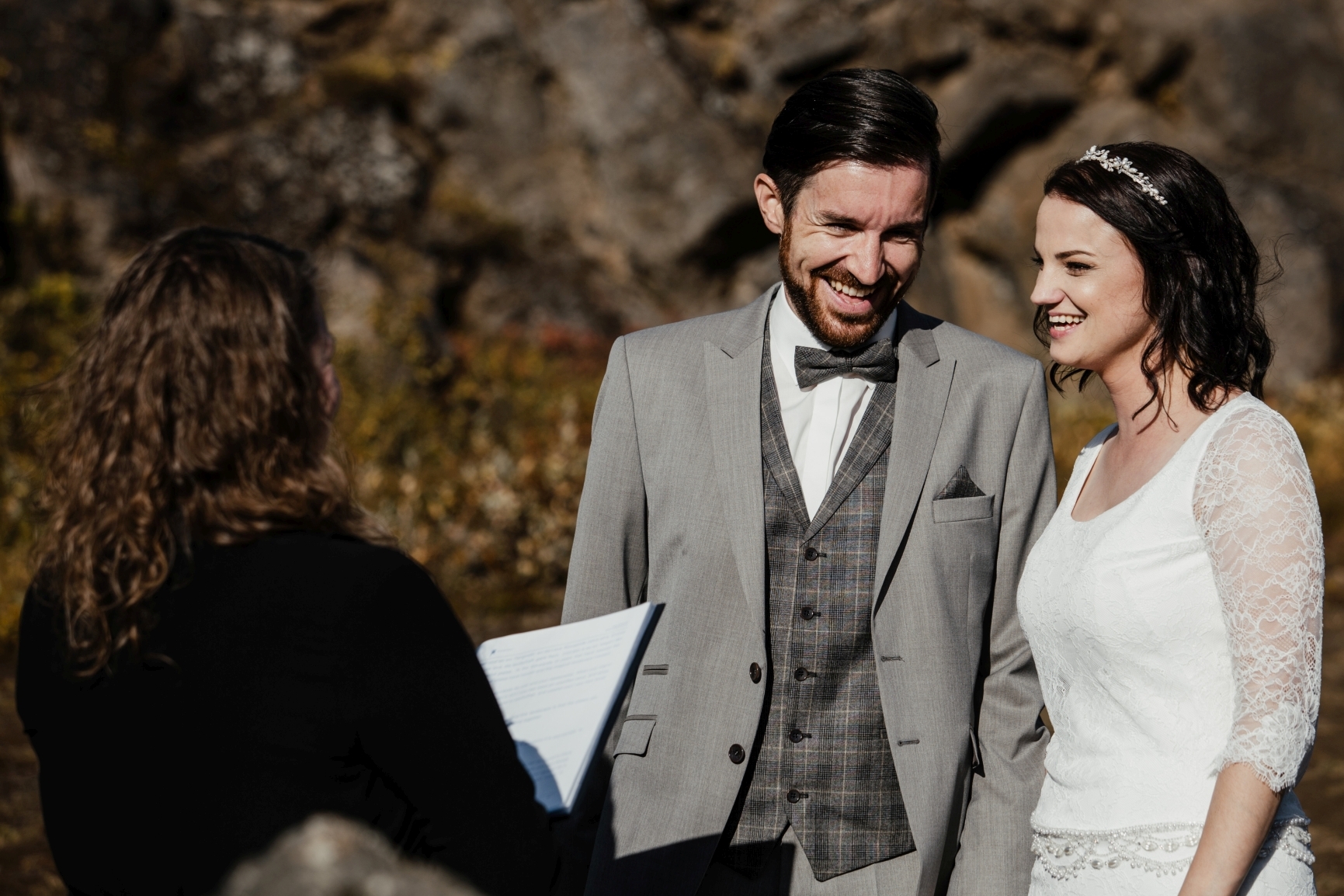 Pärchen mit Traurednerin, Heiraten in Island mit Katla Travel