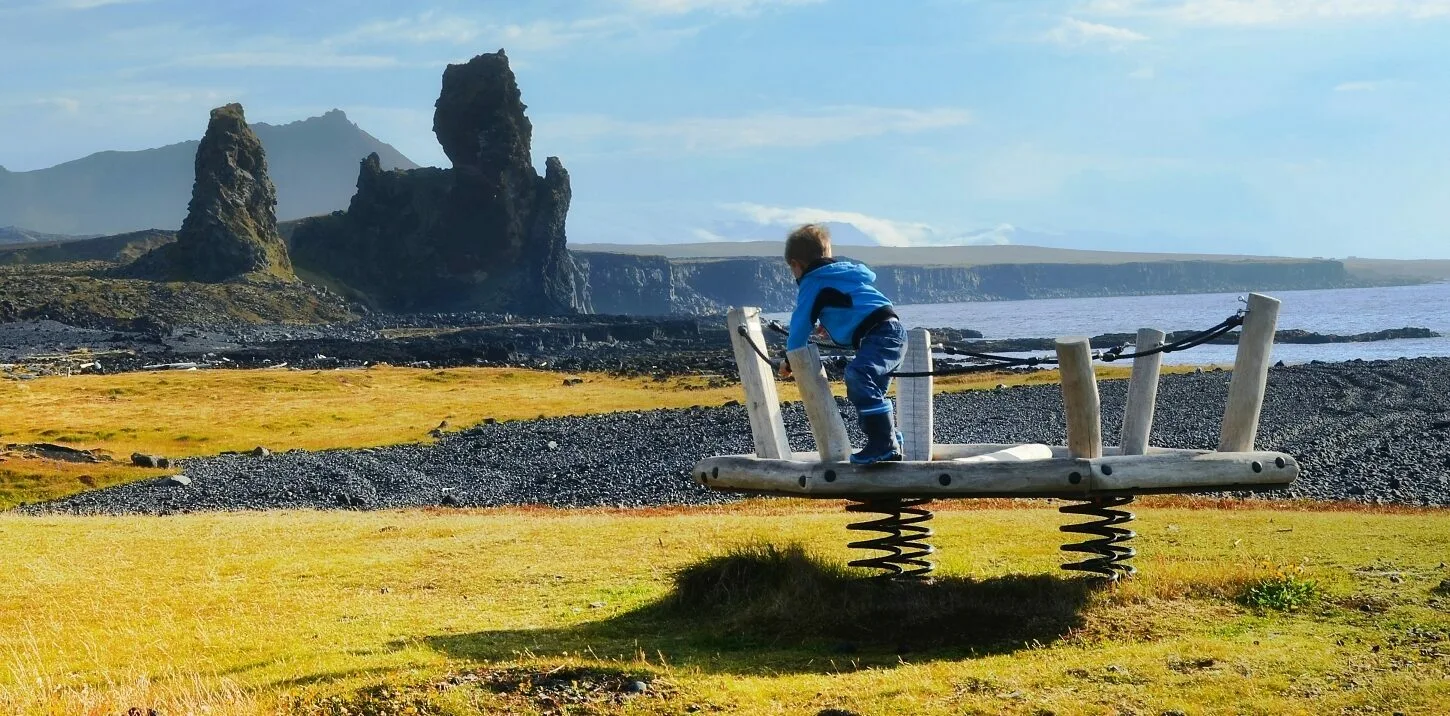Spielplatz für Kinder in atemberaubender Naturkulisse, Snaefellsneshalbinsel