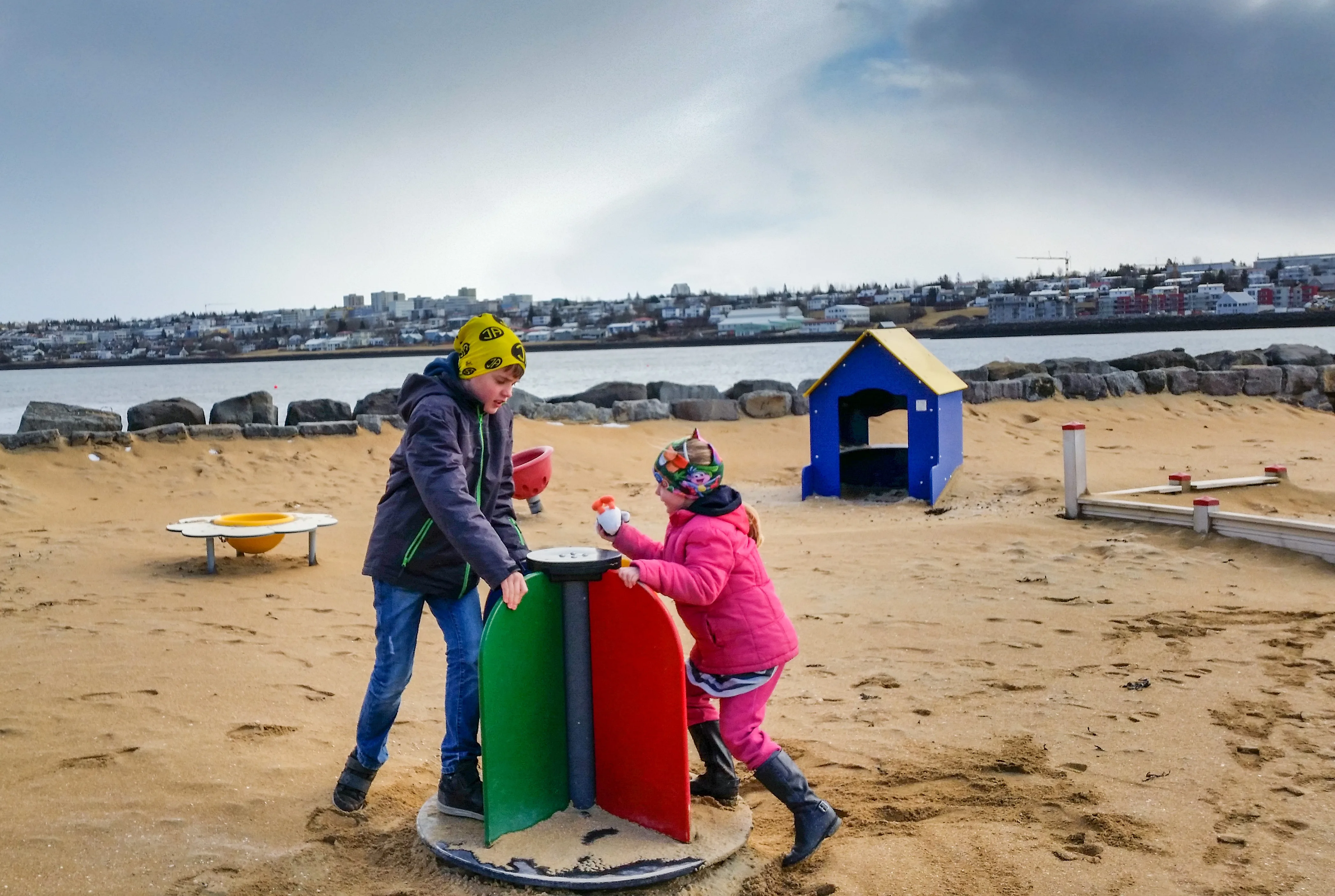 Kinder spielen am Spielplatz am Strand in Island