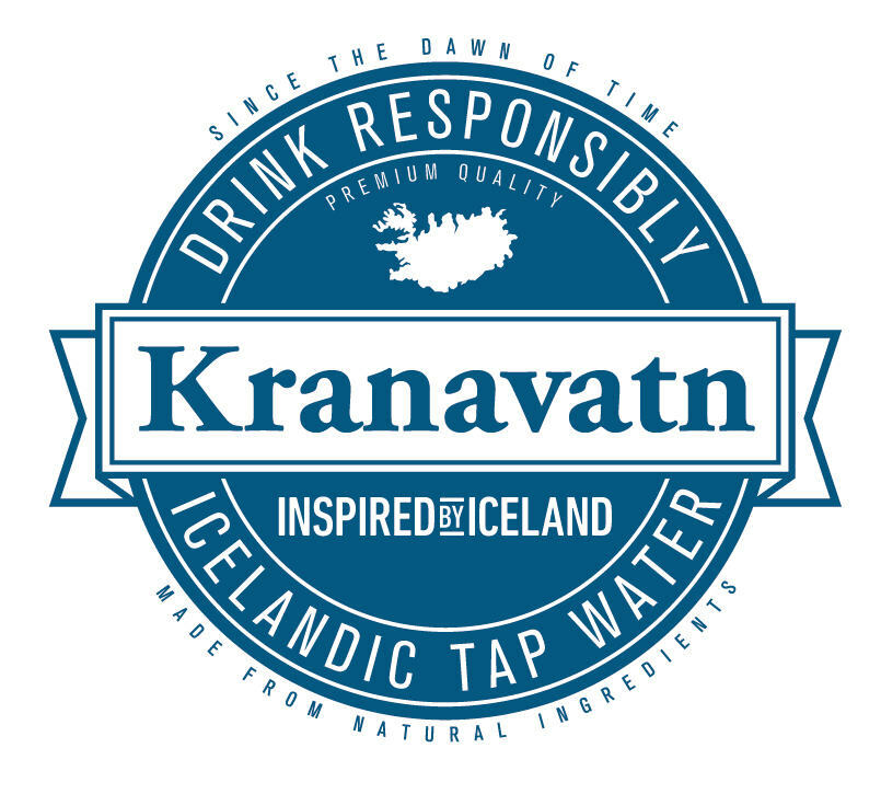 Kranavatn Inspired by Iceland Logo. In der Mitte ist Titel "Kranavaten" platziert. Rundes blau weißes Logo. Um die Mitte steht "since the dawn of time, drink responsibly, premium quality, Icelandic tap Water, made from natural ingredients"