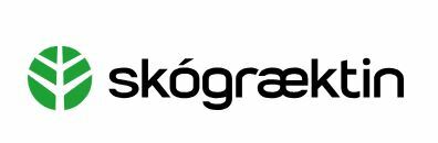 Skógraektin Logo in schwarzer Schrift auf weißem Hintergrund, davor in grün das Logo in Form eines Baums