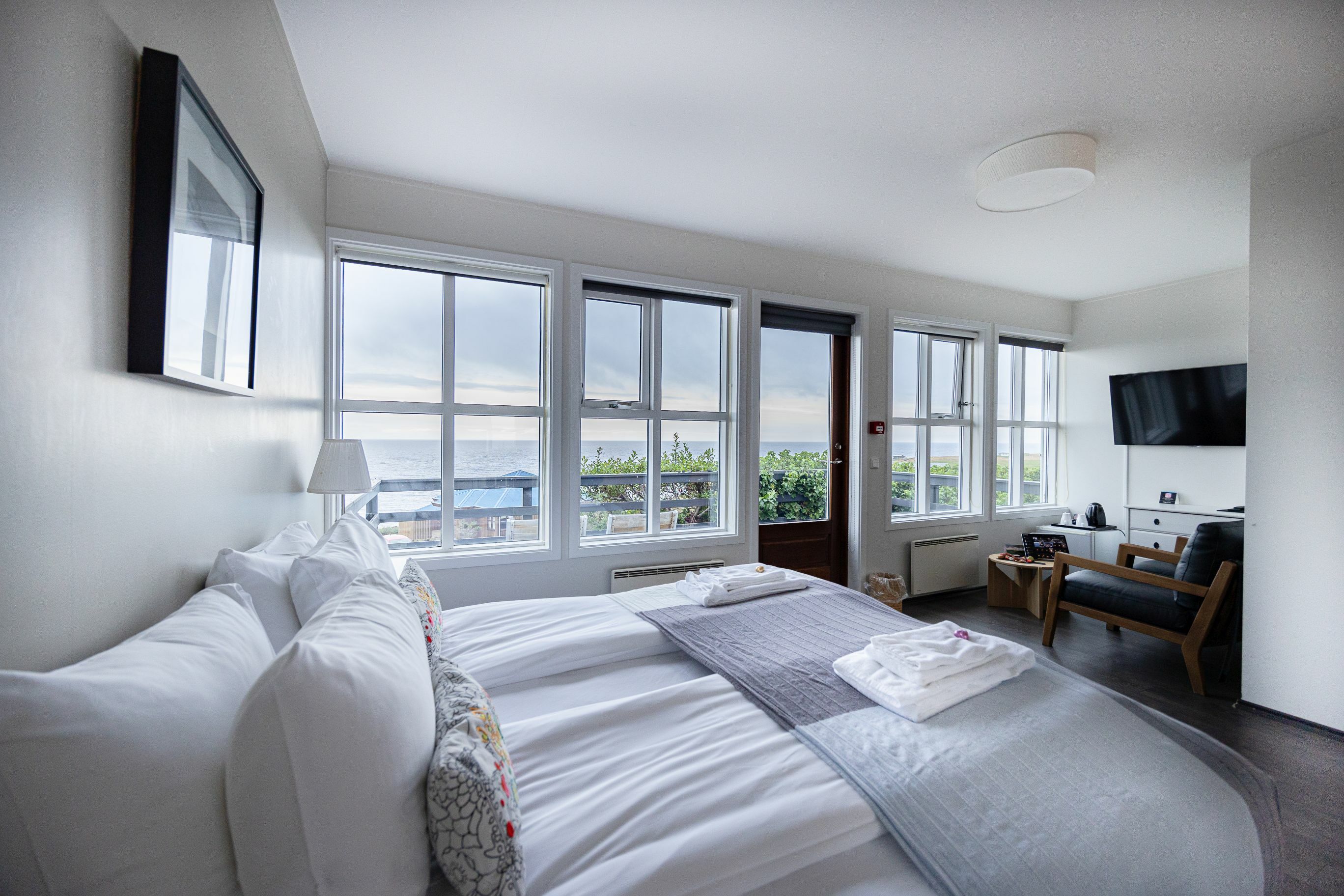Island-Hotel, weiße Inneneinrichtung mit Blick auf Meer, Foto: Timo Klingebiel