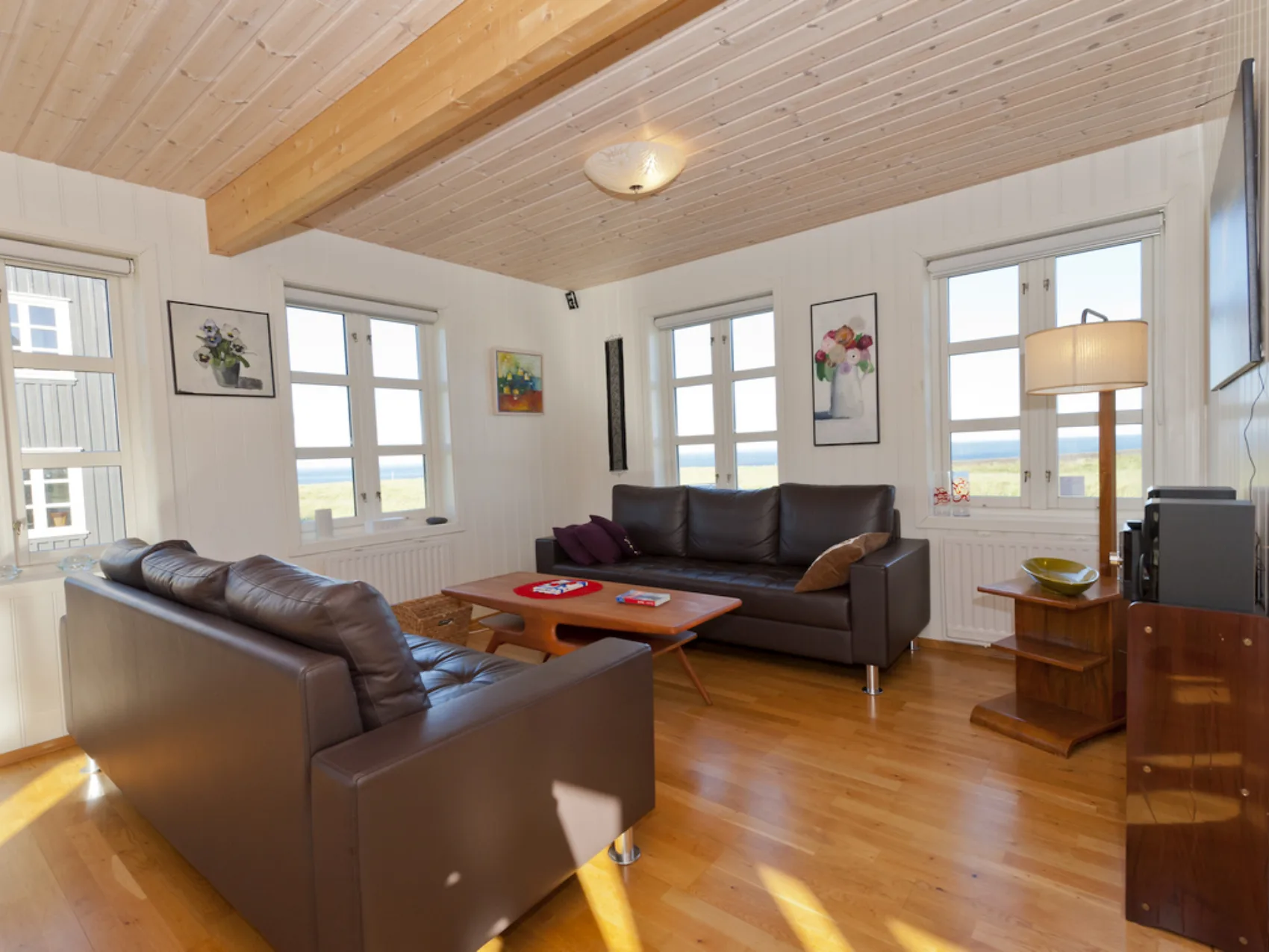 Ferienhaus Snaefellsness, halbinsel westisland, hellnar sommerhaus, Inneneinrichtung Wohnzimmer mit Aussicht durch Fenster, foto thomas linkel