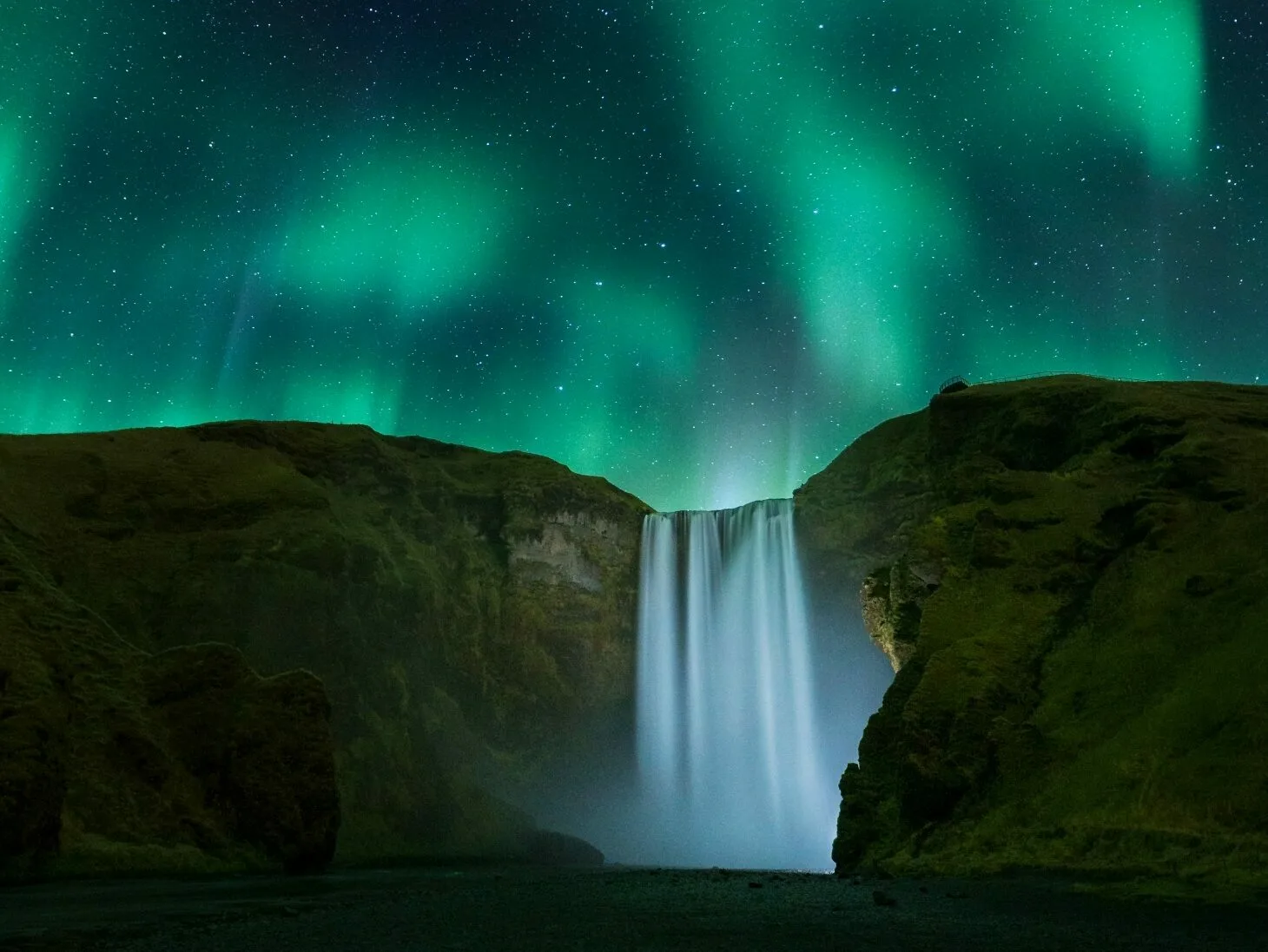 Polarlichter und Wasserfall in Island