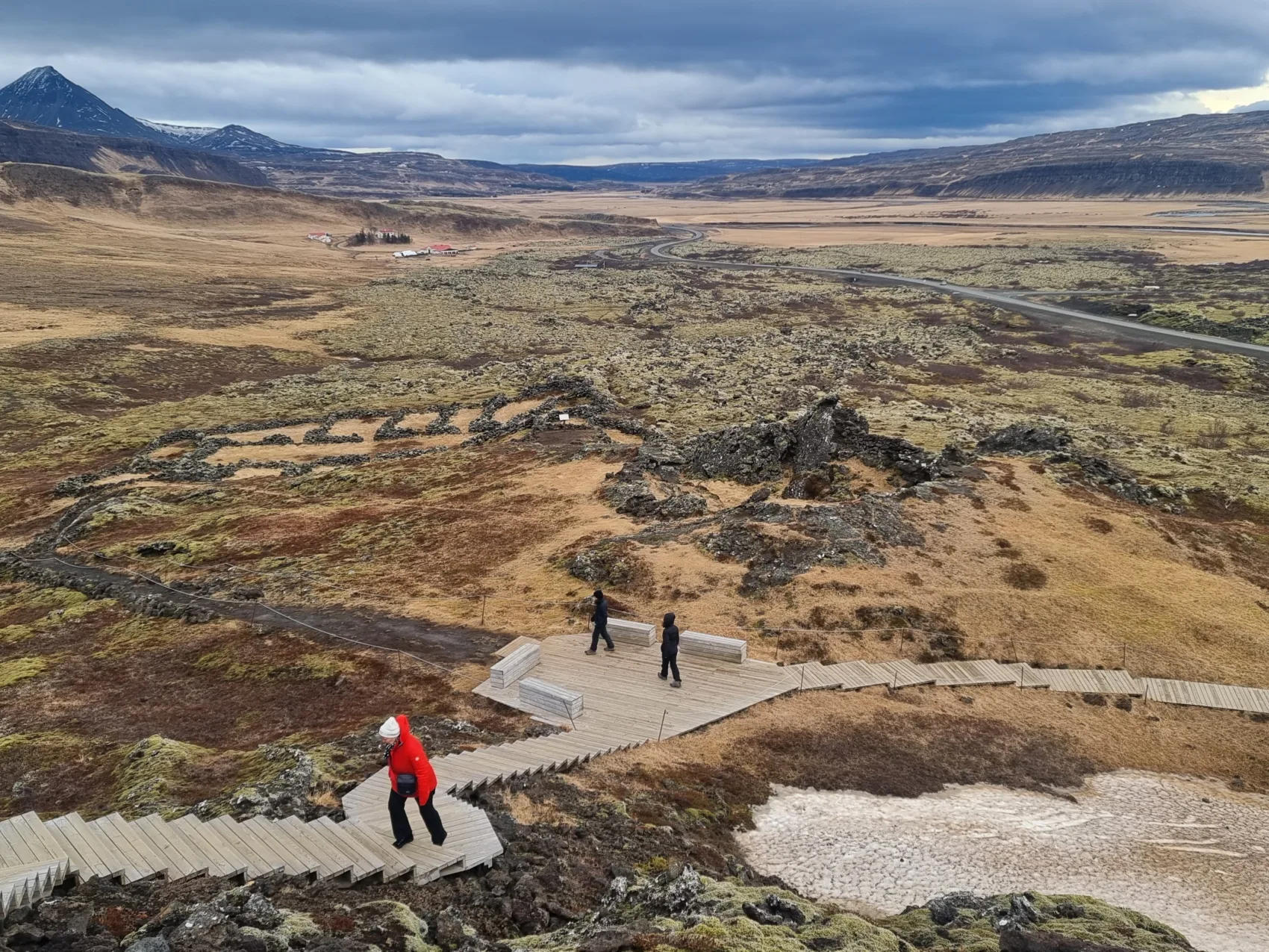 Touristen wandern in der wunderschönen isländischen Natur herum