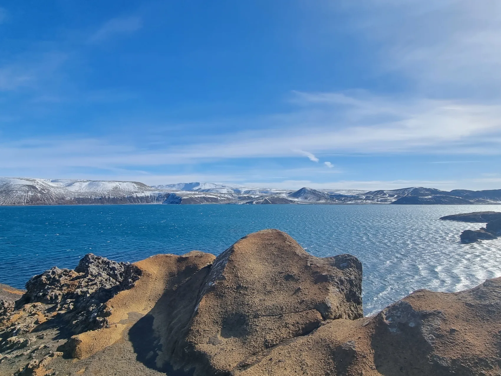 Blick auf den Kleifarvatn-See und die umliegenden Berge.