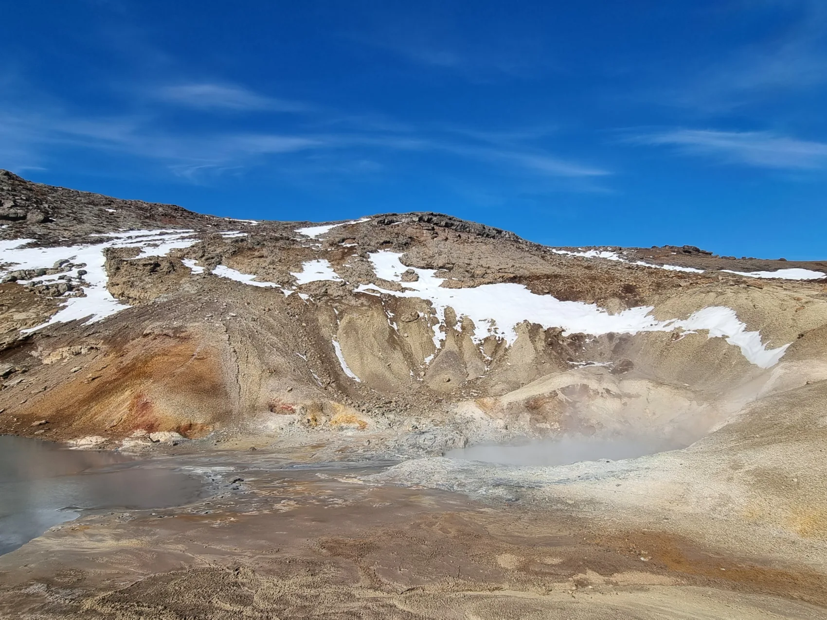 Die heißen Quellen in Krýsivík mit ein wenig Schnee.