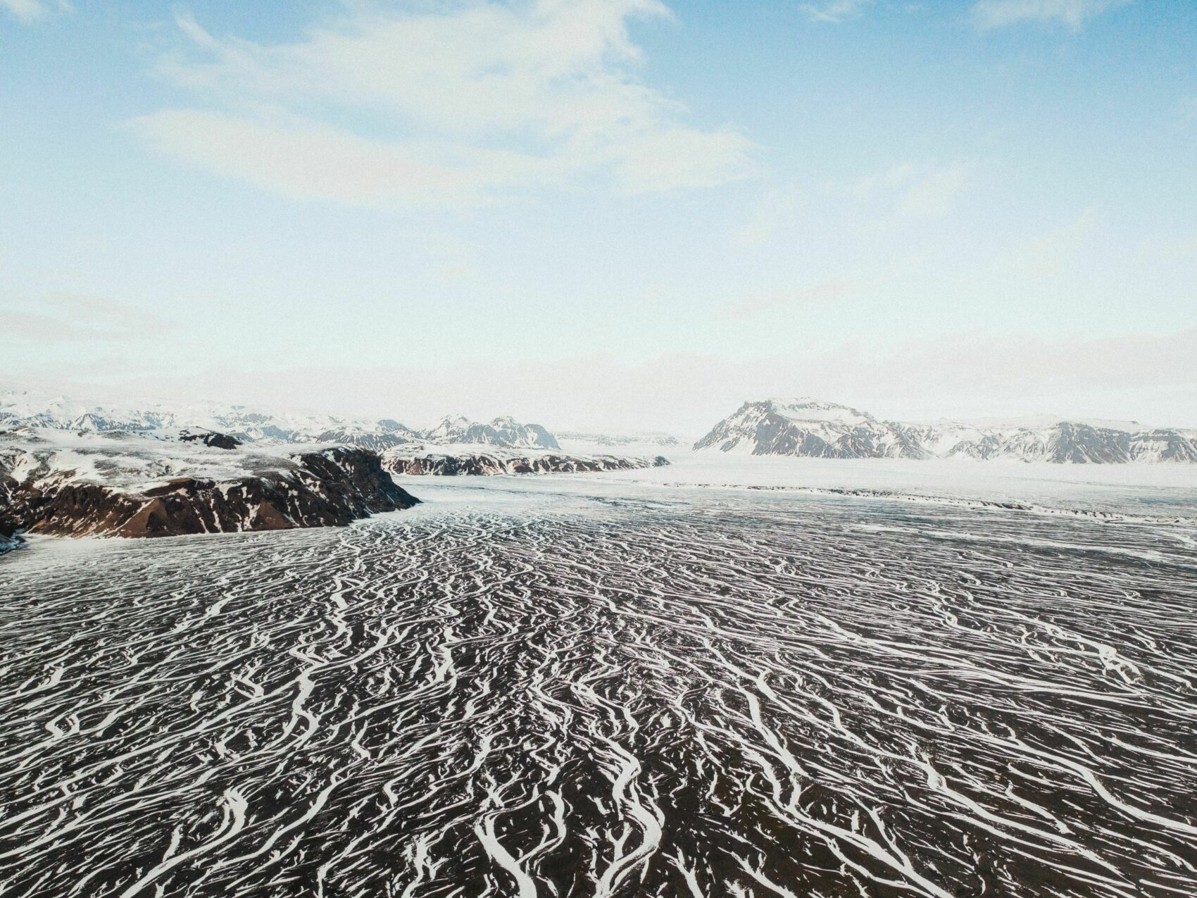 Südisland Múlakvísl Gletscherfluss , verzweigtes Flusssystem in weißen Liniennetzt vom Gletscher bedeckten Land im Hintergrund über den schwarzen Strand