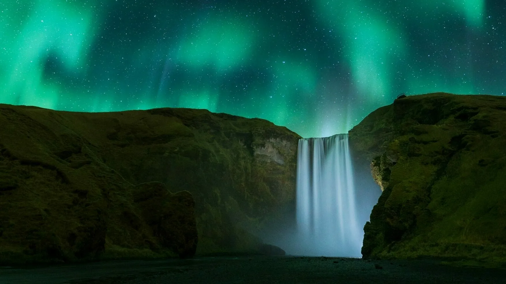 Nordlichter Skogafoss, grüne Polarlichter über dem Wasserfall Skogafoss