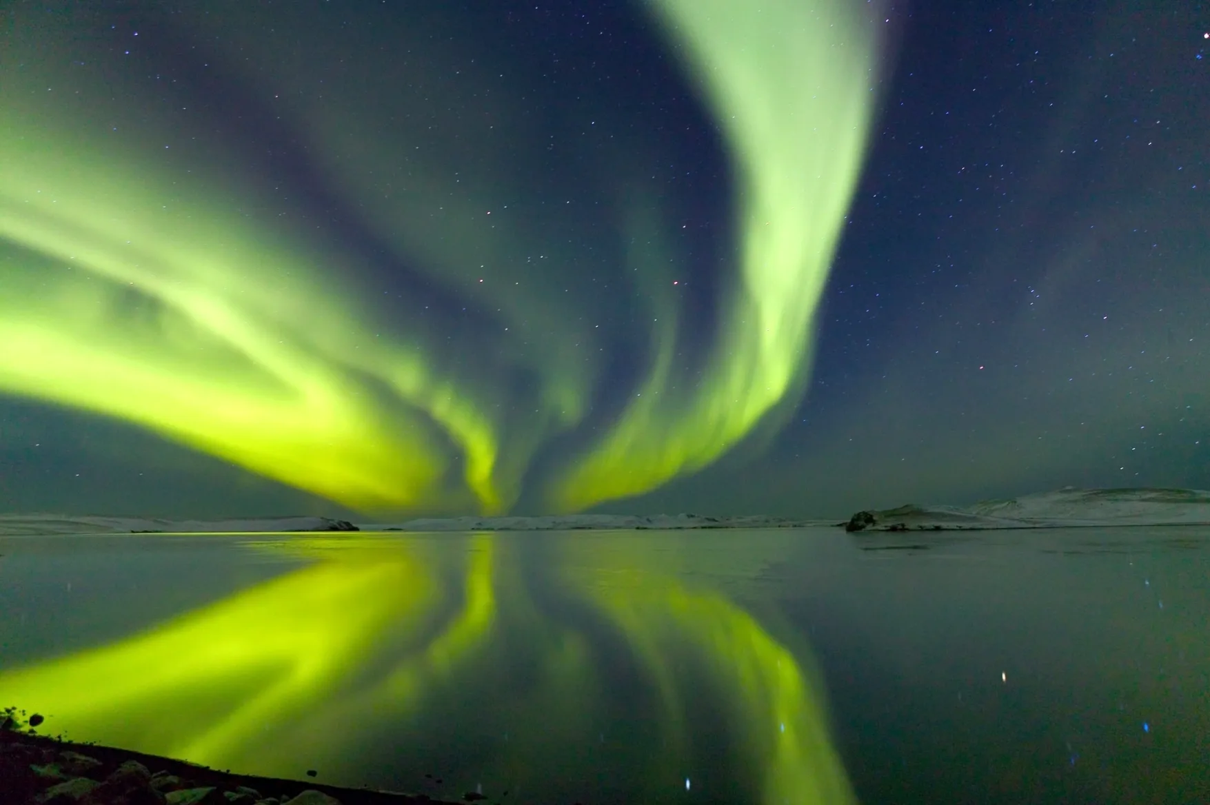 Wunderschöne Nordlichter bedecken den Himmel.
