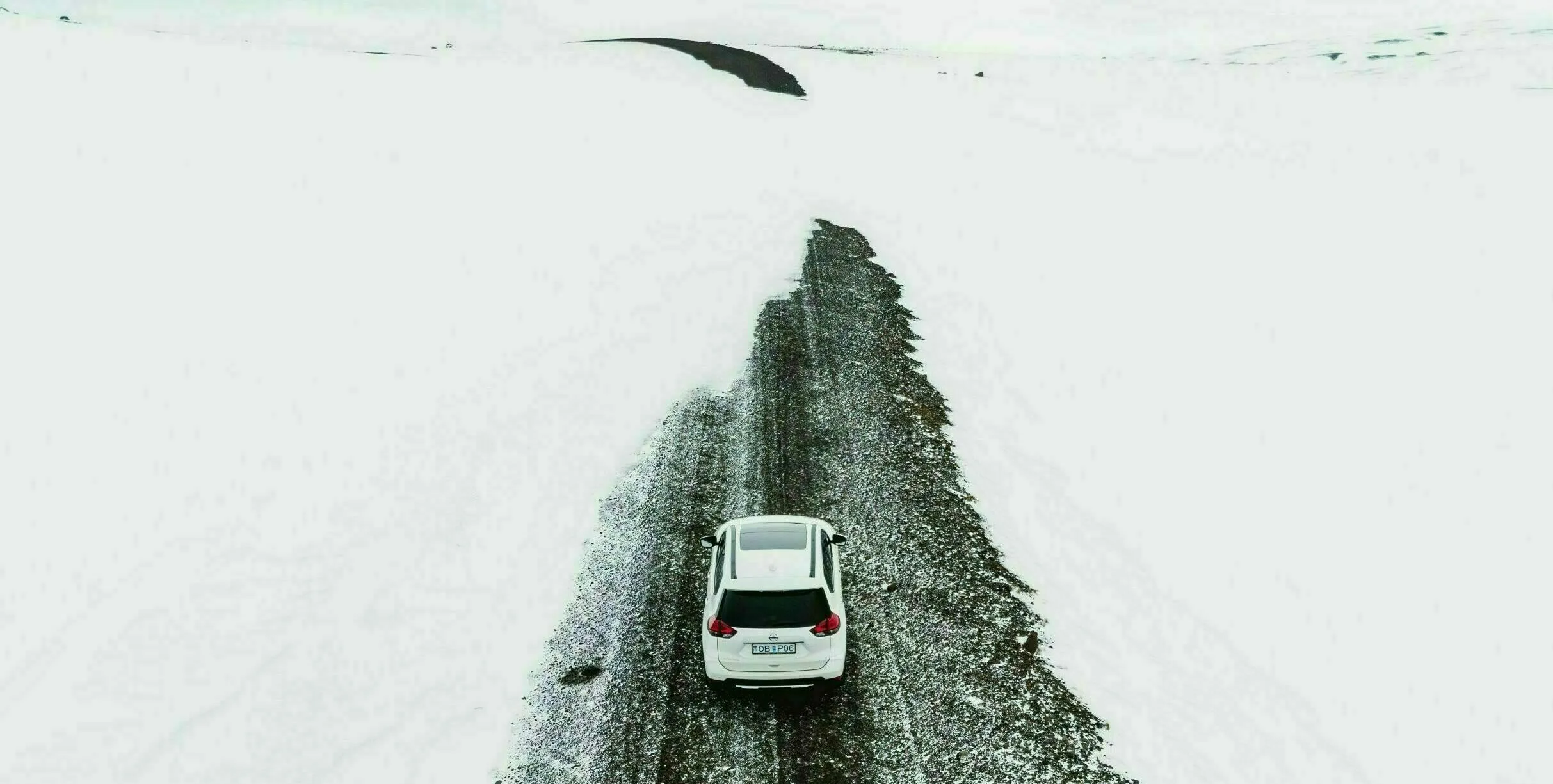 Westisland Winter Straße, Schnee am Straßenrand