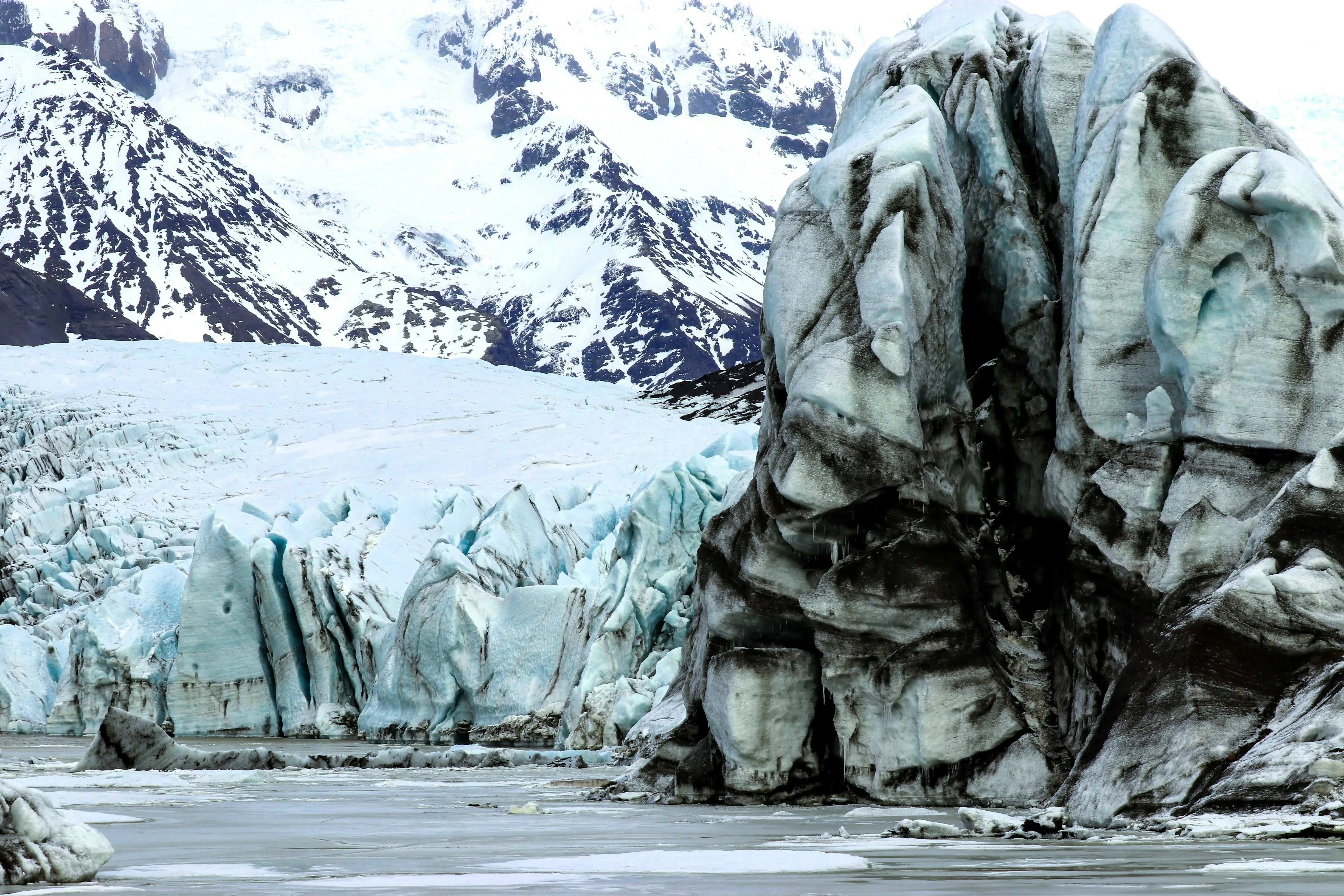 Zwei große Eisberge in Jökulsárlón mit dem Vatnajökull-Gletscher im Hintergrund.