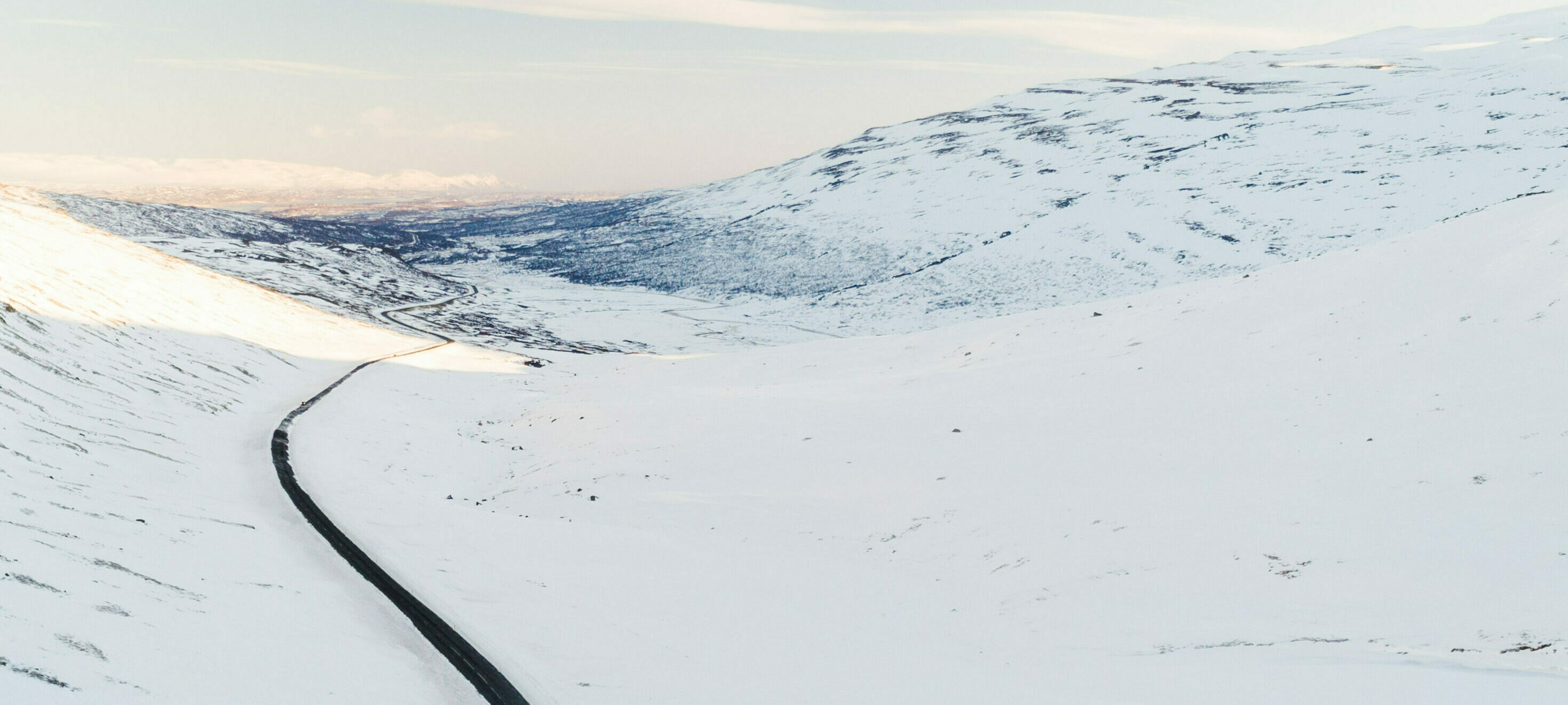 Eine verschneite Fjordstraße im Osten Island