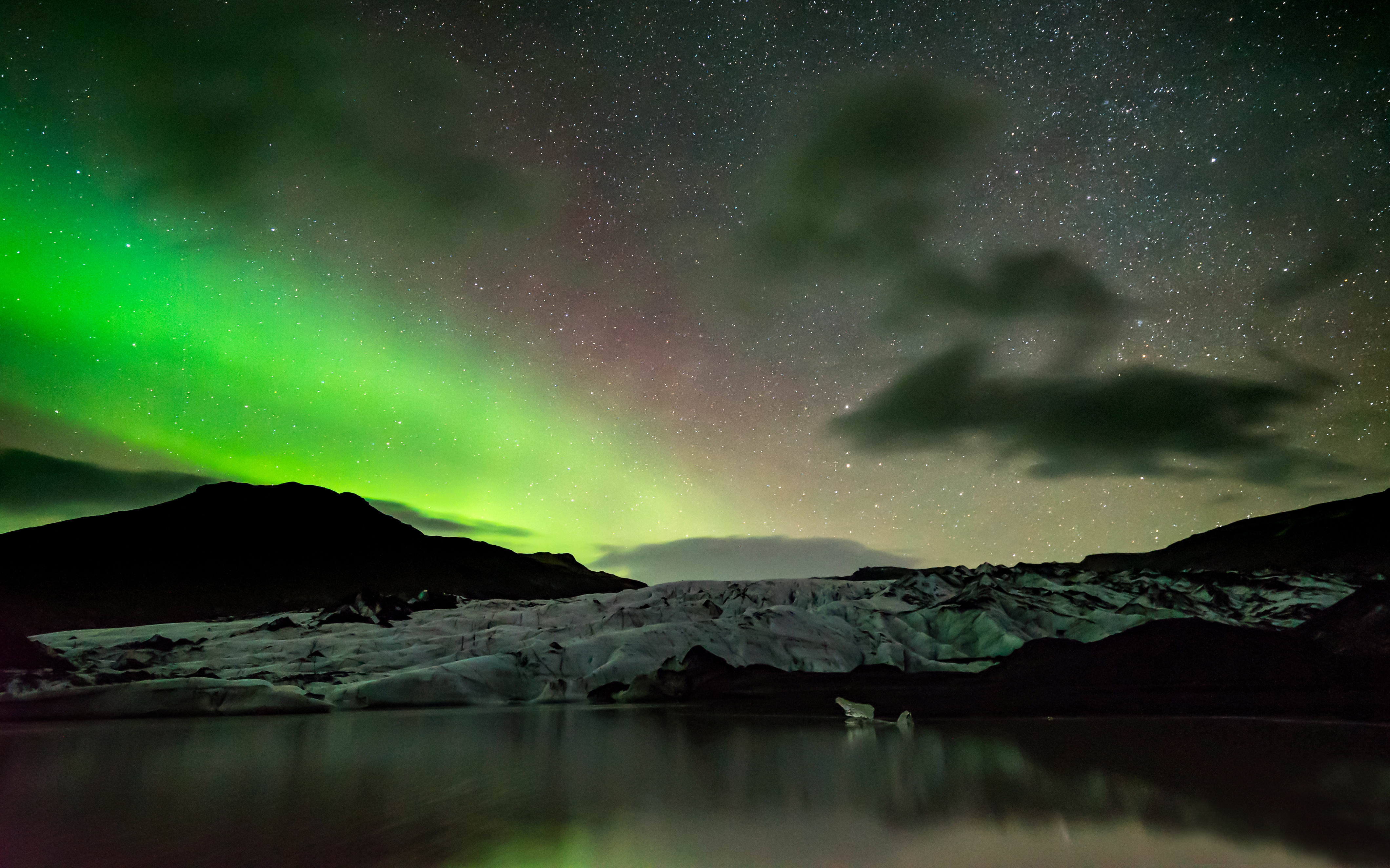 Südisland Nordlichter vor einem Gletscher - grünes Licht mit leichtem pink  - sternenklar, vereinzelte Wolken - Gletschereis