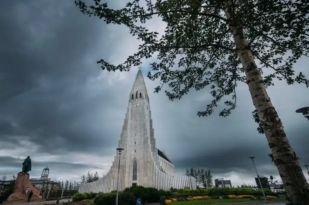 Die Hallgrímskirkja-Kirche in der Altstadt von Reykjavik mit grauen Wolken am Himmel