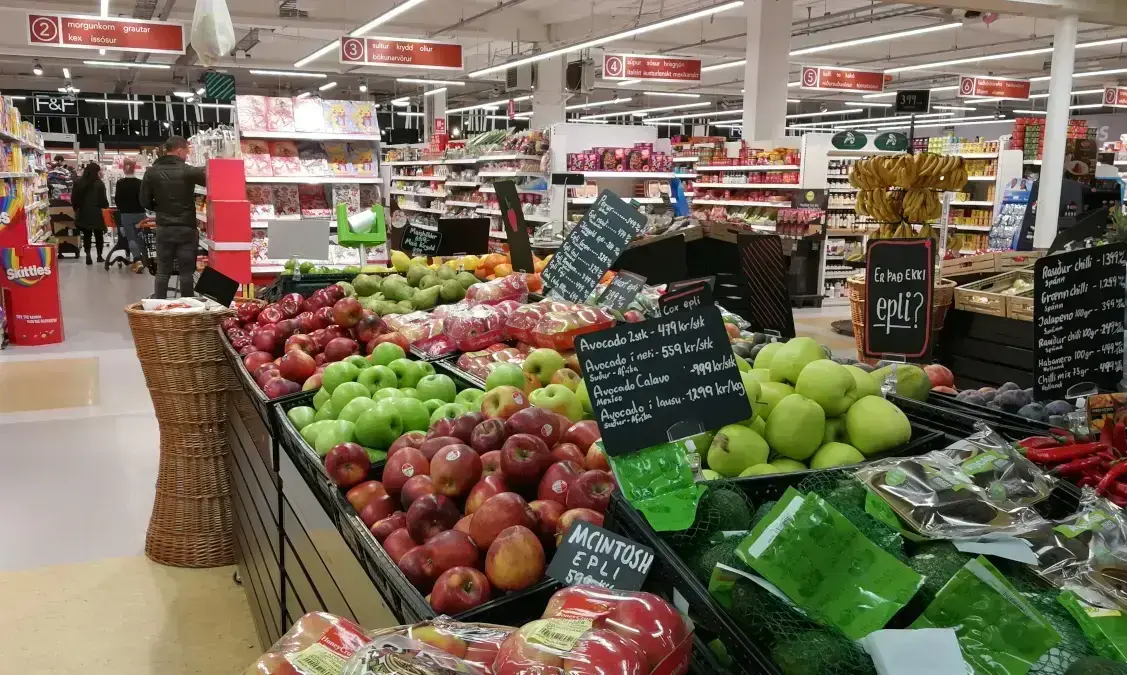 Obstauslage in einem isländischen Supermarkt