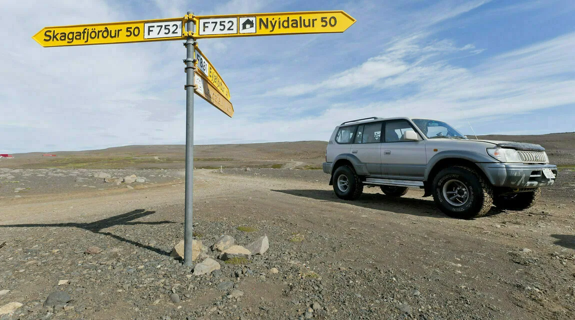 Islands Hochland - Kjölur Route Jeep in Islands Hochland, Kjölur Route, Schild mit Richtungen nach Skagarfjörður, Nýidalur