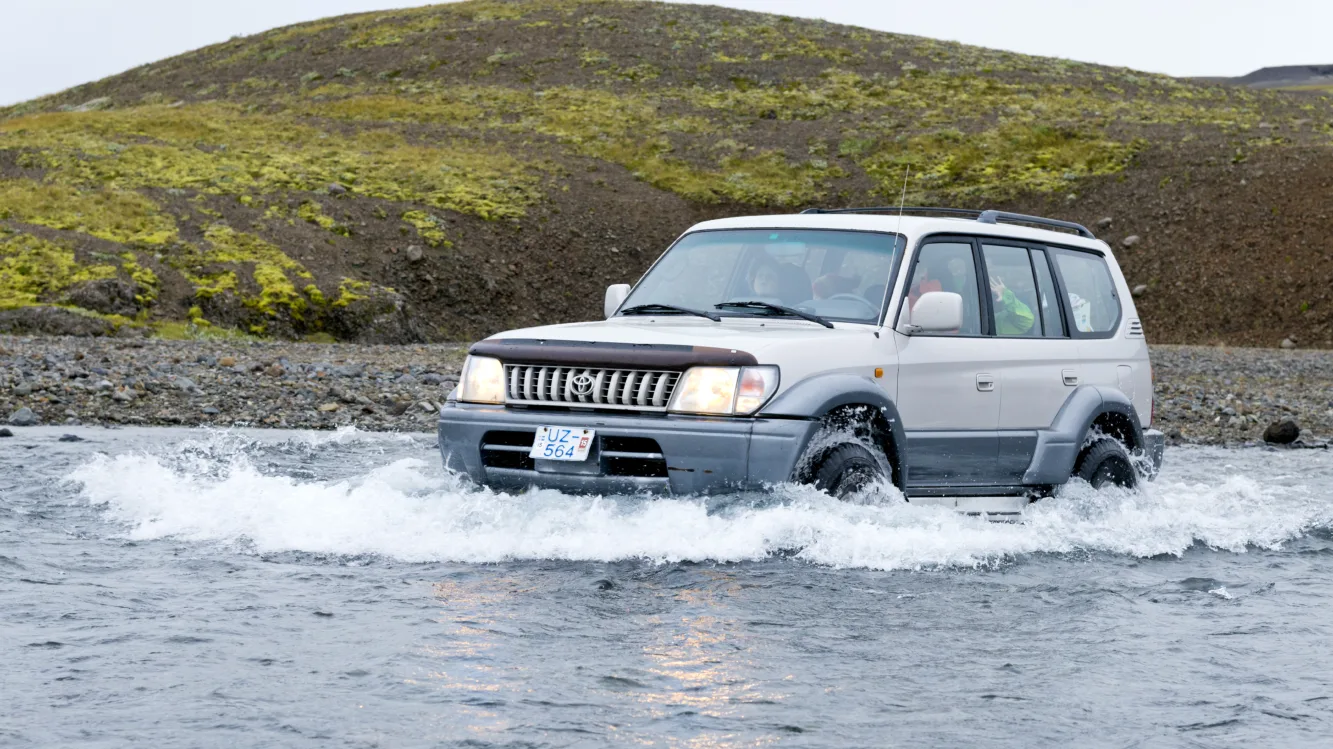 Hochland Island Jeep bei Flussueberquerung auf der Kjölur Route, Foto thomas linkel