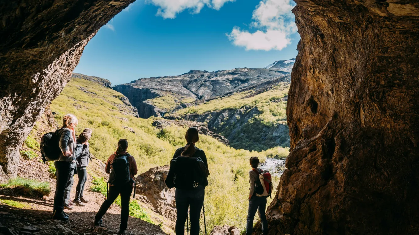 Wandergruppe entdeckt bei Gruppenreise Island zu Fuß