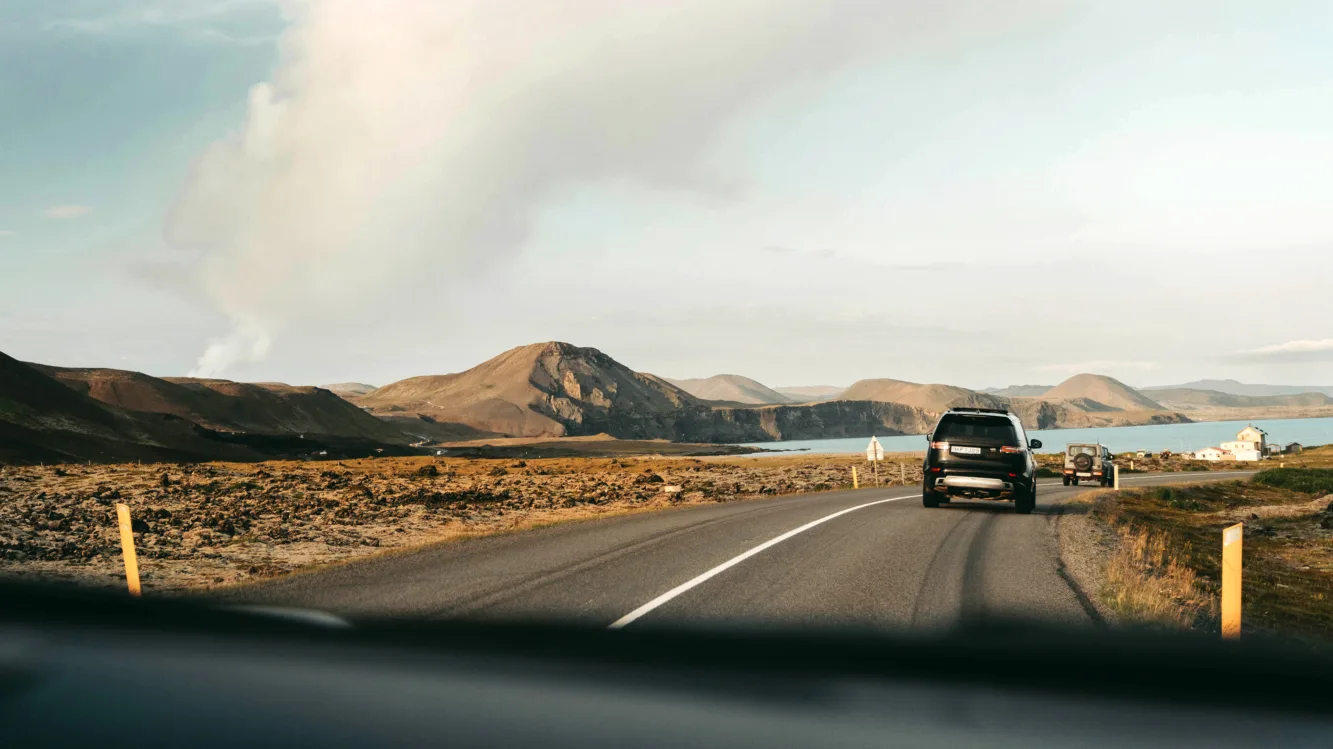 Straße in Island, Blick aus dem Auto