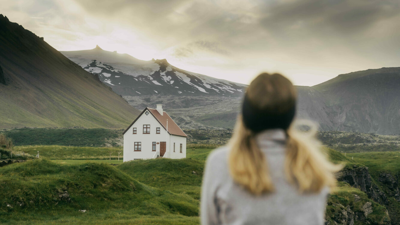 Mädchen blickt auf die Landschaft der Snaefellsnes Halbinsel in Island