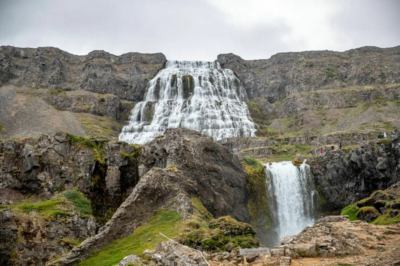 Wasserfall Dynjandi in den Westfjorden von Island, stufenförmiger Wasserfall