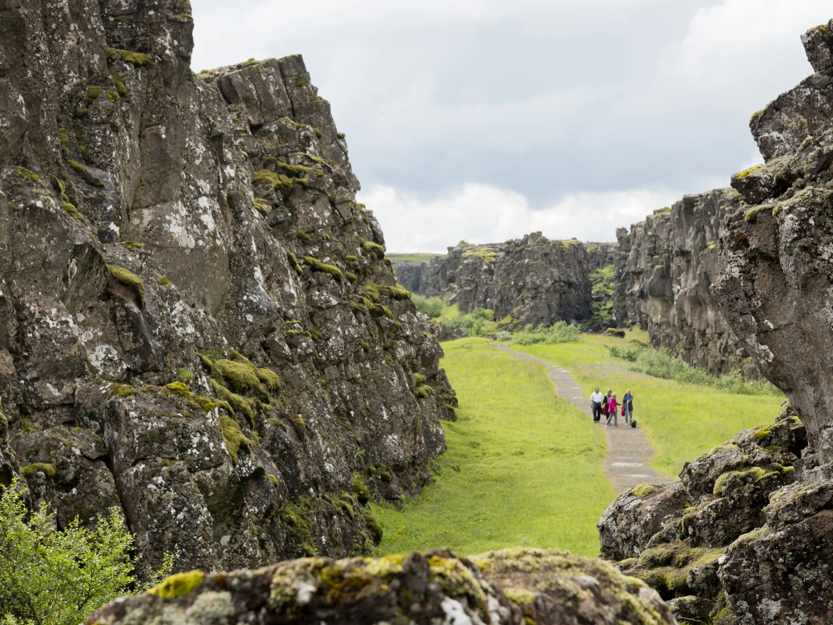 Südisland Nationalpark Thingvellir Almannagja, Foto: Thomas Linkel
Pfad durch die Schlucht Almannagja auf der 4 Personen gehen.  an den Seiten die Kontinentalplatten, die sich jährlich auseinanderbewegen