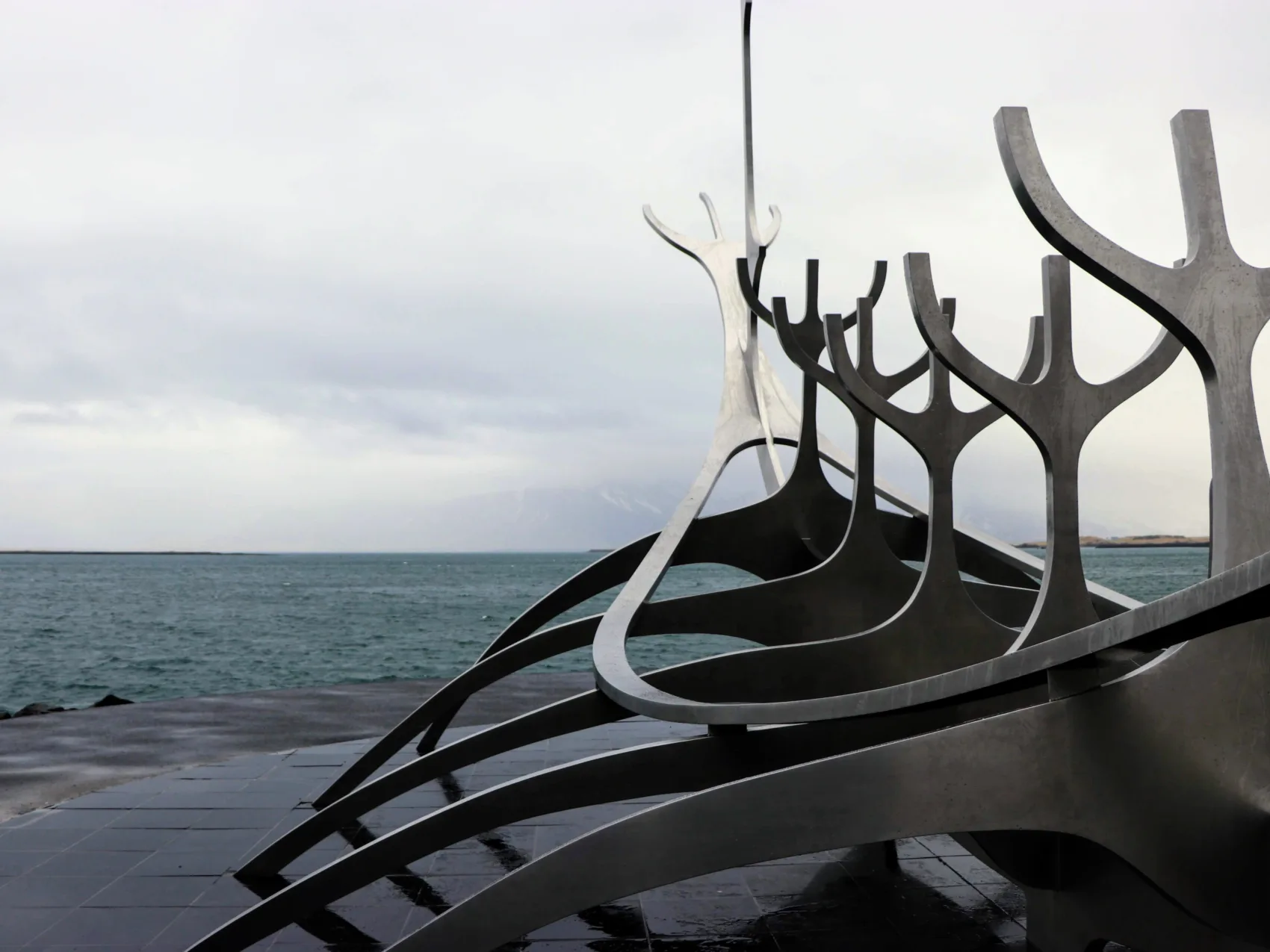 Reykjavik Sun Voyager, im Hintergrund das Meer