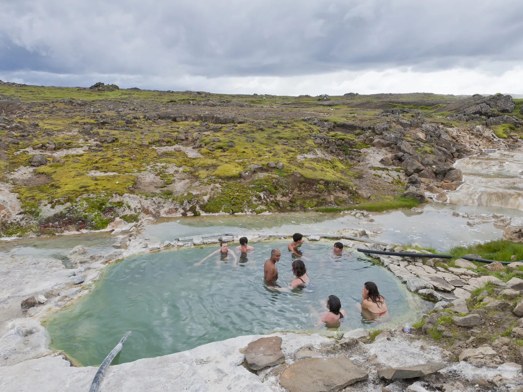 Baden im Hot Pot - Kjoelur Hveravellir Thermalgebiet im Hochland Island,