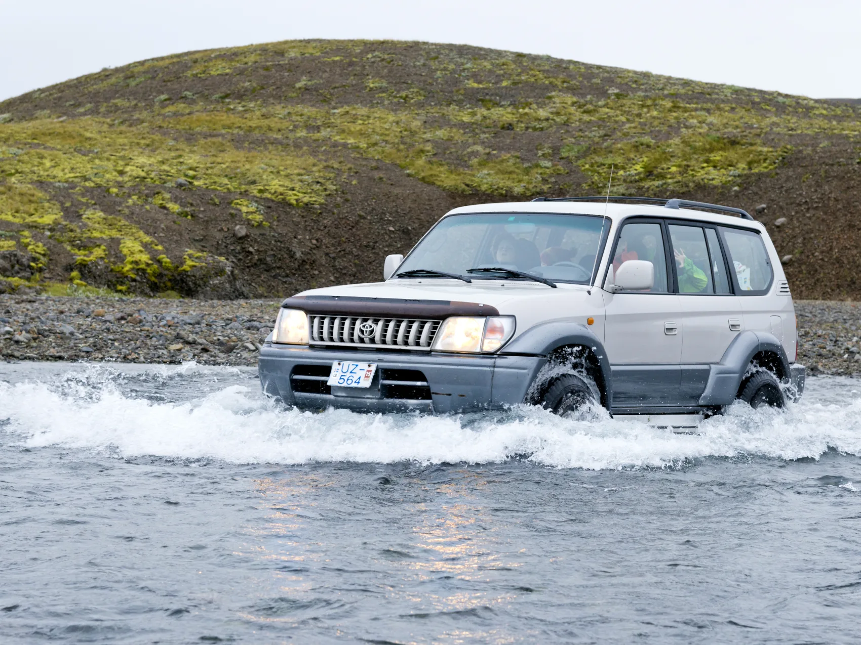 Hochland Island Jeep bei Flussueberquerung auf der Kjölur Route, Foto thomas linkel