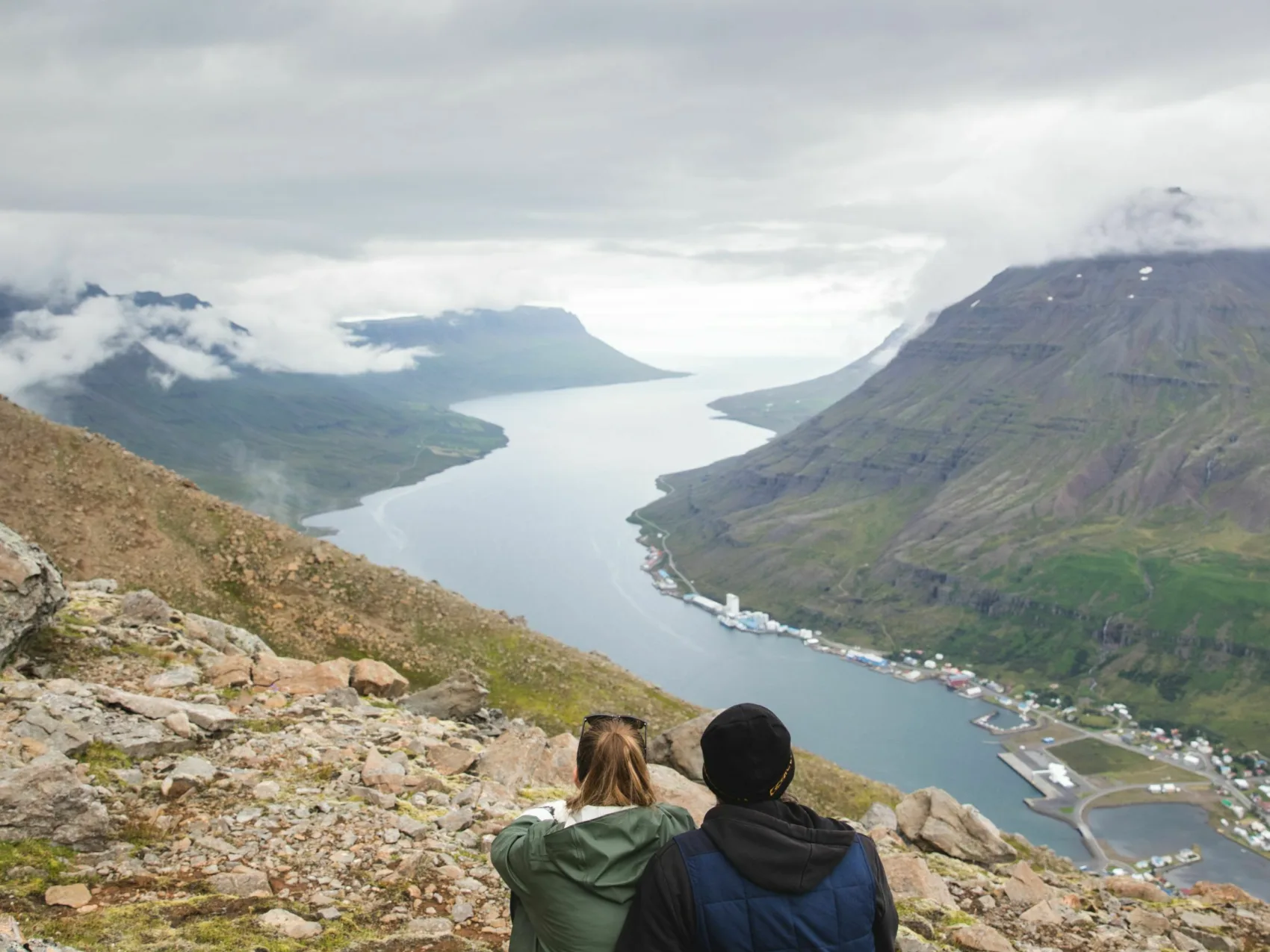 Wanderer in Ostisland genießen den Ausblick auf den Fjord